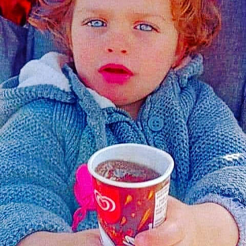 Giaya a rejoint le concours — aidez-le/la à gagner de superbes lots ! beauty, blue, coffee_cup, cool, cup, drink, drinkware, eye, facial_expression, finger, hand, happy, headwear, lip, morning, nose, organ, person, photograph, serveware