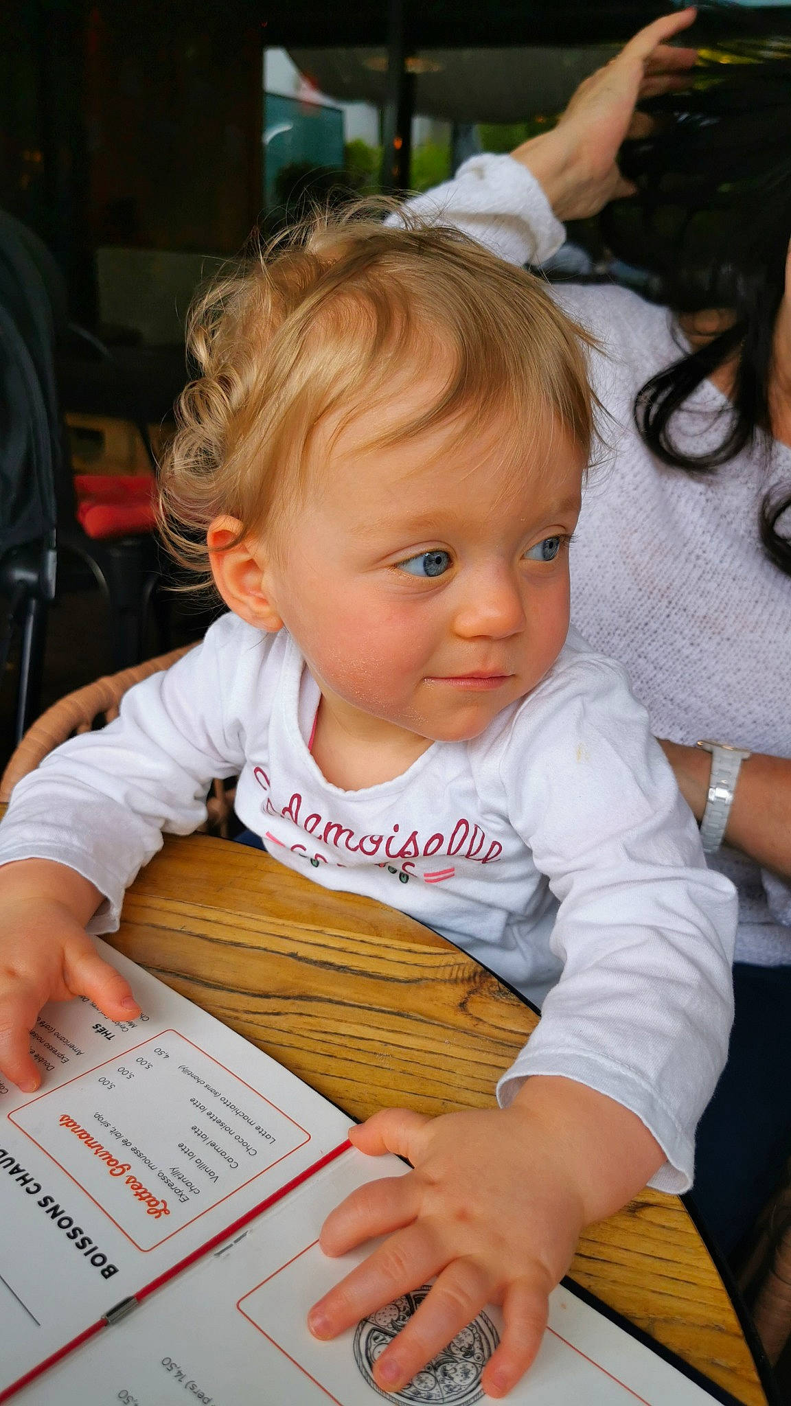 Julia participe au concours pour gagner de l'argent avec cette photo : baby, baby_toddler_clothing, chair, cheek, child, event, finger, fun, hair, hairstyle, hand, happy, human, iris, lap, person, product, sitting, skin, snapshot