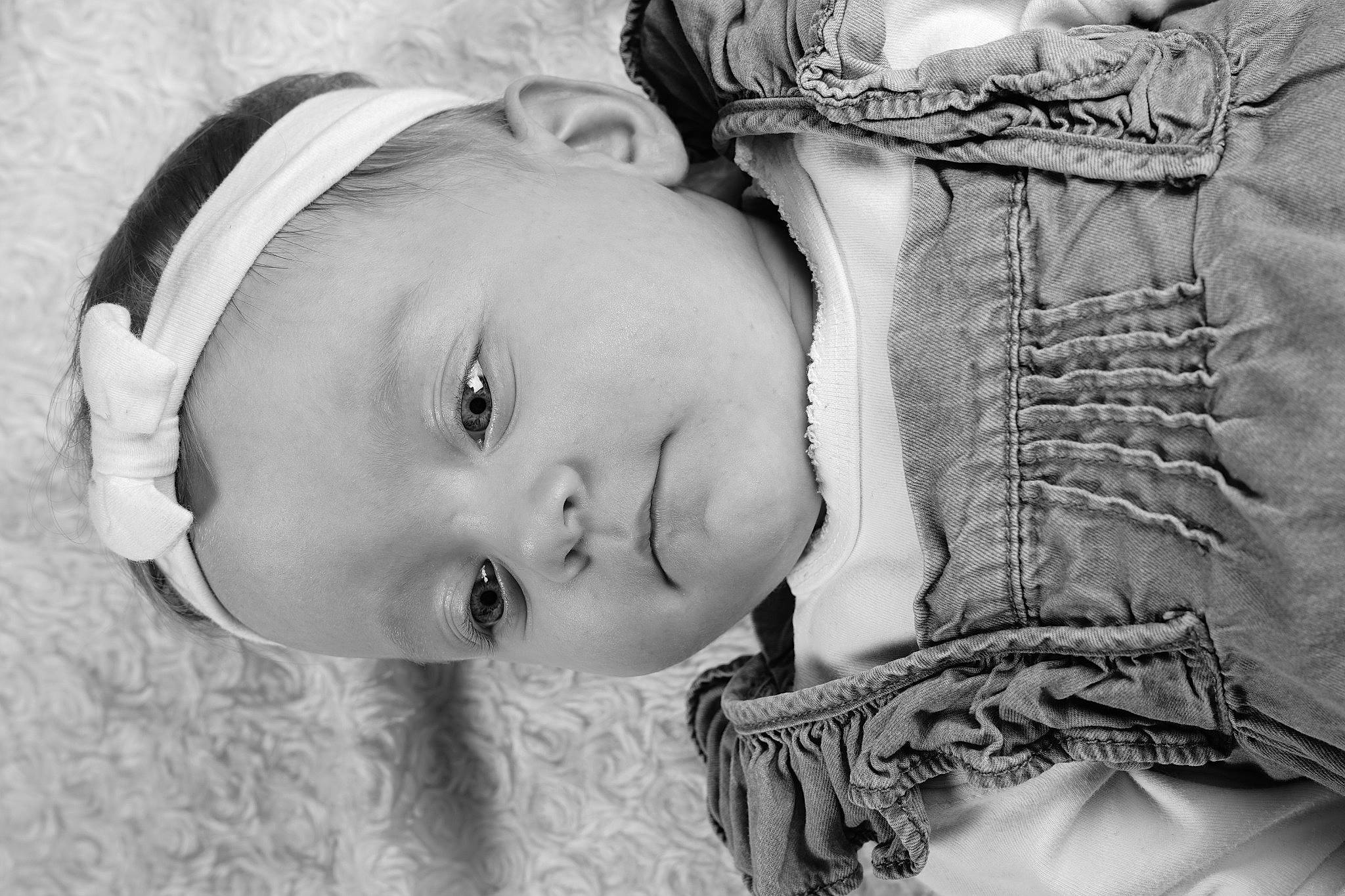 Julia a rejoint le concours — aidez-le/la à gagner de superbes lots ! baby, black_and_white, cheek, eye, eyebrow, eyelash, face, facial_expression, flash_photography, hairstyle, happy, head, iris, lip, mouth, neck, nose, outerwear, person, skin