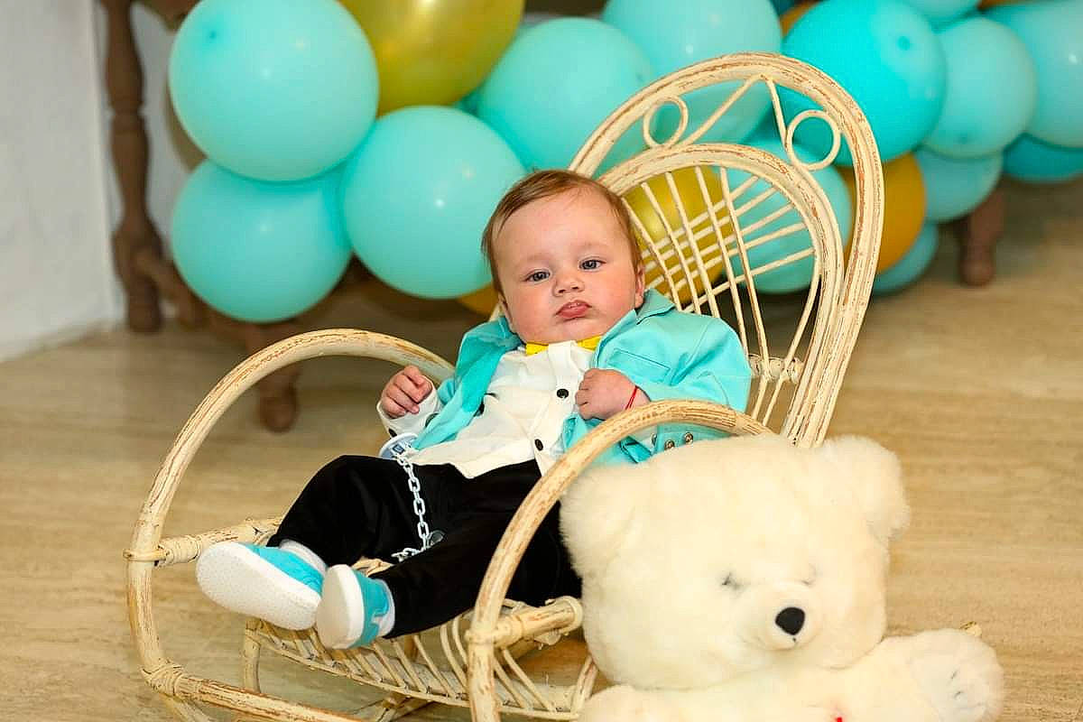 Darius a rejoint le concours — aidez-le/la à gagner de superbes lots ! baby, baby_products, baby_toys, balloon, child, happy, party, party_supply, person, product, room, smile, stuffed_toy, teddy_bear, toddler, toy, turquoise