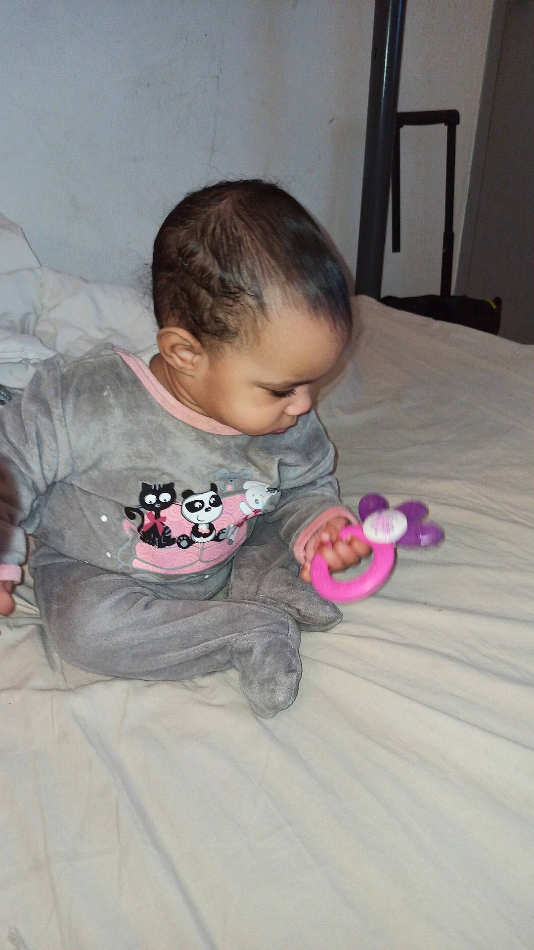 Wendy a rejoint le concours — aidez-le/la à gagner de superbes lots ! baby, baby_toddler_clothing, bed, cheek, comfort, eye, finger, floor, flooring, fun, iris, mouth, nose, person, pink, plant, skin, sleeve, textile, toddler