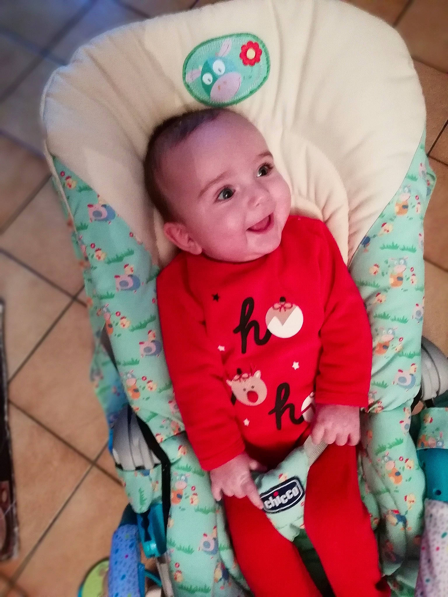 Hugo participe au concours pour gagner de l'argent avec cette photo : baby, baby_products, baby_toddler_clothing, cap, cheek, child, clothing, comfort, face, happy, linens, outerwear, pattern, person, pink, skin, sleeve, smile, t_shirt, textile