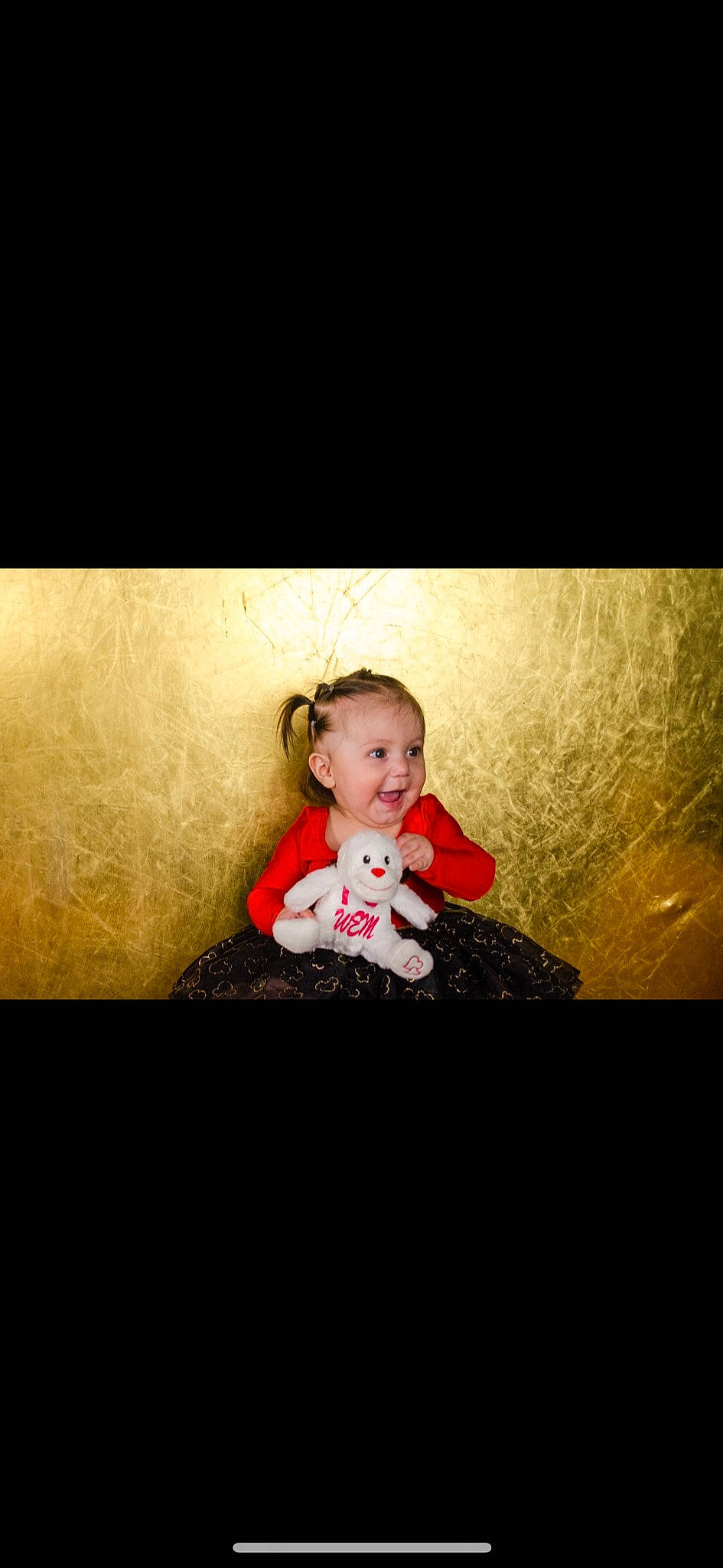 Maria is registered to the contest to win money with this photo: cheek, child, eye, flash_photography, fun, person, photo_shoot, photograph, photography, plant, portrait, portrait_photography, sitting, smile, stock_photography, toddler