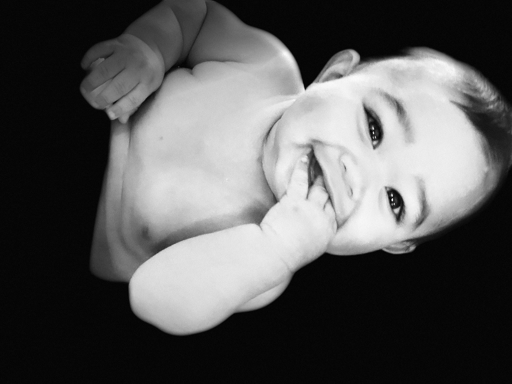 Arturo is registered to the contest to win money with this photo: baby, cheek, elbow, eye, eyebrow, eyelash, flash_photography, gesture, hair, happy, head, human_body, iris, jaw, joy, leg, lip, neck, nose, person