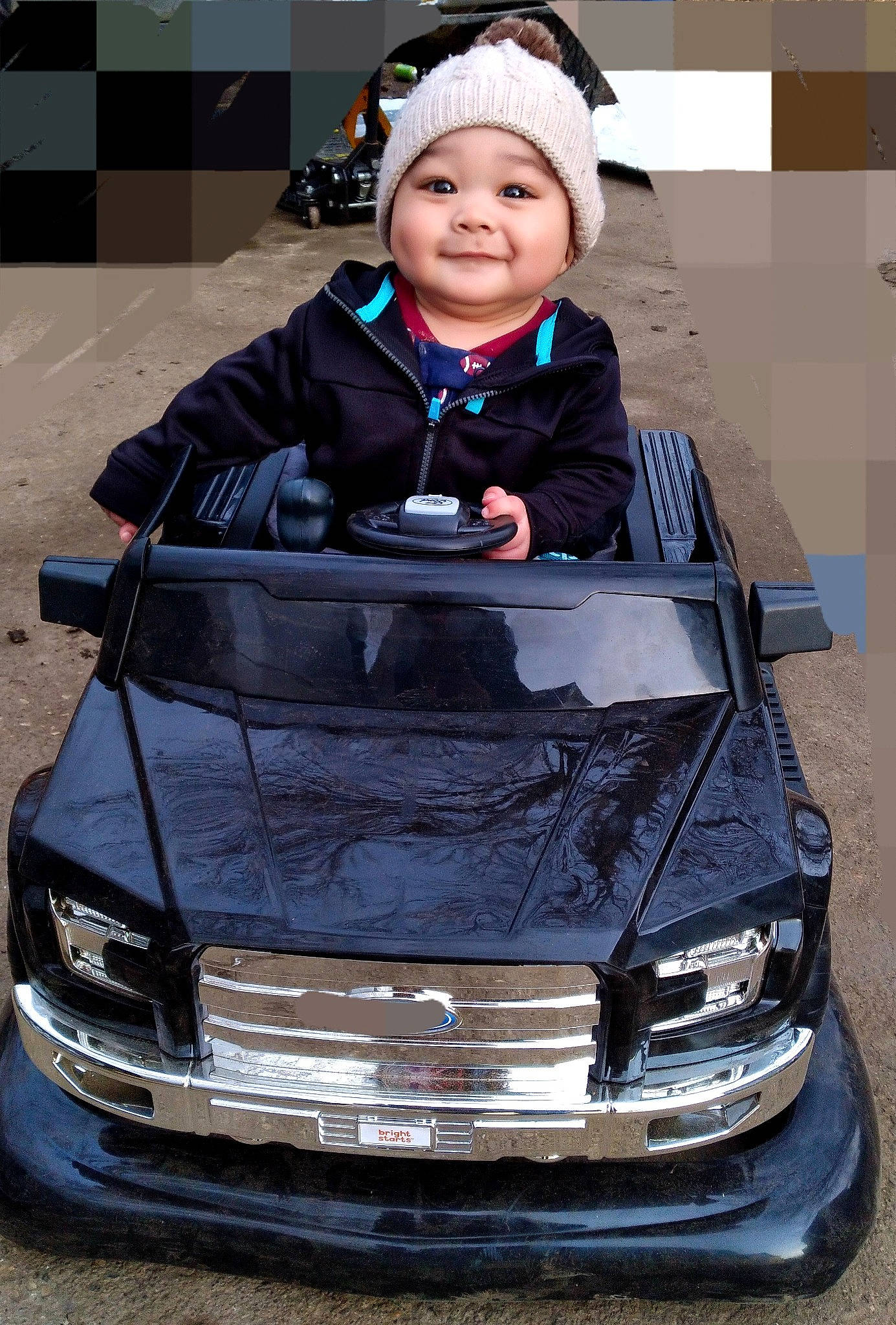 Arturo is registered to the contest to win money with this photo: automotive_design, automotive_exterior, automotive_lighting, automotive_tire, bumper, car, eye, face, green, grille, head, headlamp, headwear, hood, joy, motor_vehicle, person, personal_luxury_car, photograph, smile