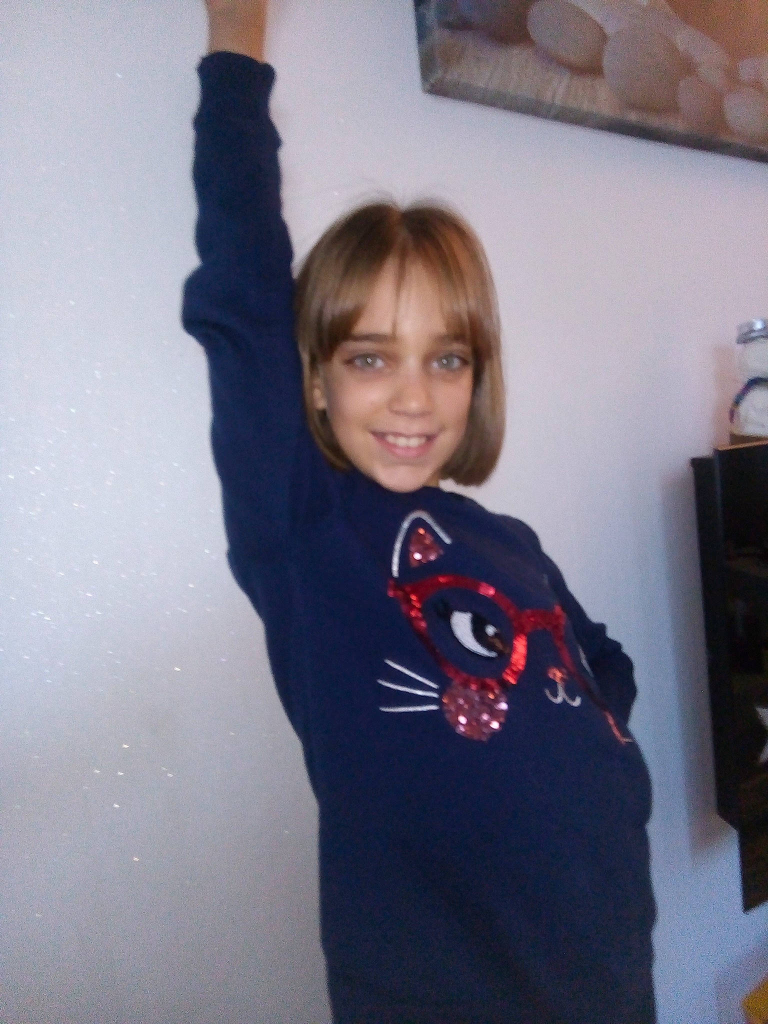 Océane a rejoint le concours — aidez-le/la à gagner de superbes lots ! arm, child, fun, girl, joint, joy, neck, outerwear, person, product, shoulder, smile, standing, t_shirt