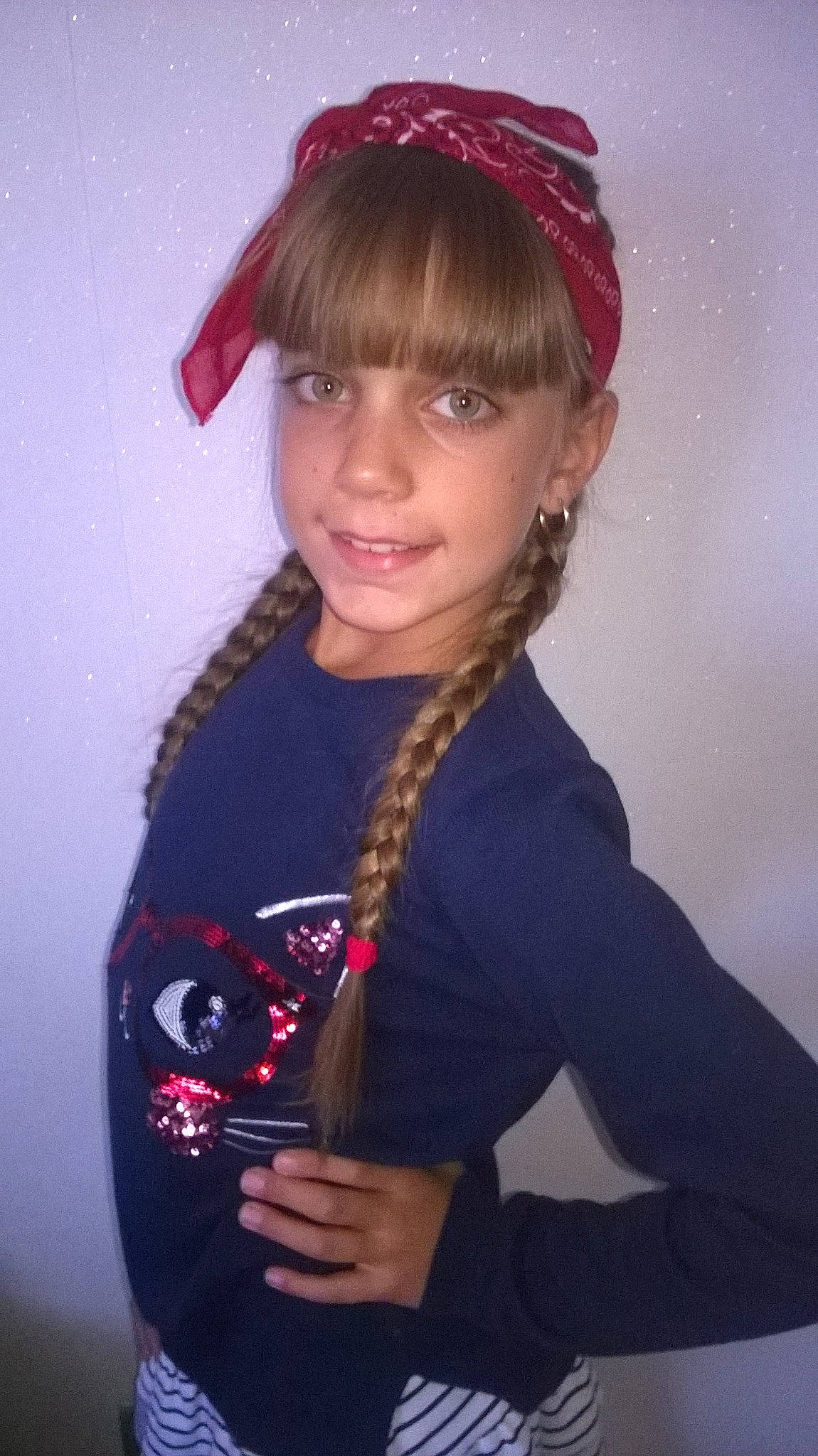 Océane a rejoint le concours — aidez-le/la à gagner de superbes lots ! bangs, brown_hair, child, child_model, cool, fashion_accessory, forehead, fun, girl, hair, hair_accessory, hair_coloring, hairstyle, hat, headgear, human_hair_color, person, product, shoulder, smile