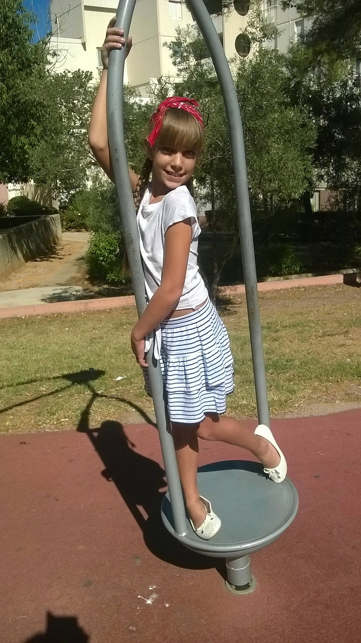 Océane a rejoint le concours — aidez-le/la à gagner de superbes lots ! fun, girl, grass, joint, joy, leisure, outdoor_play_equipment, person, play, playground, public_space, recreation, shoe, swing