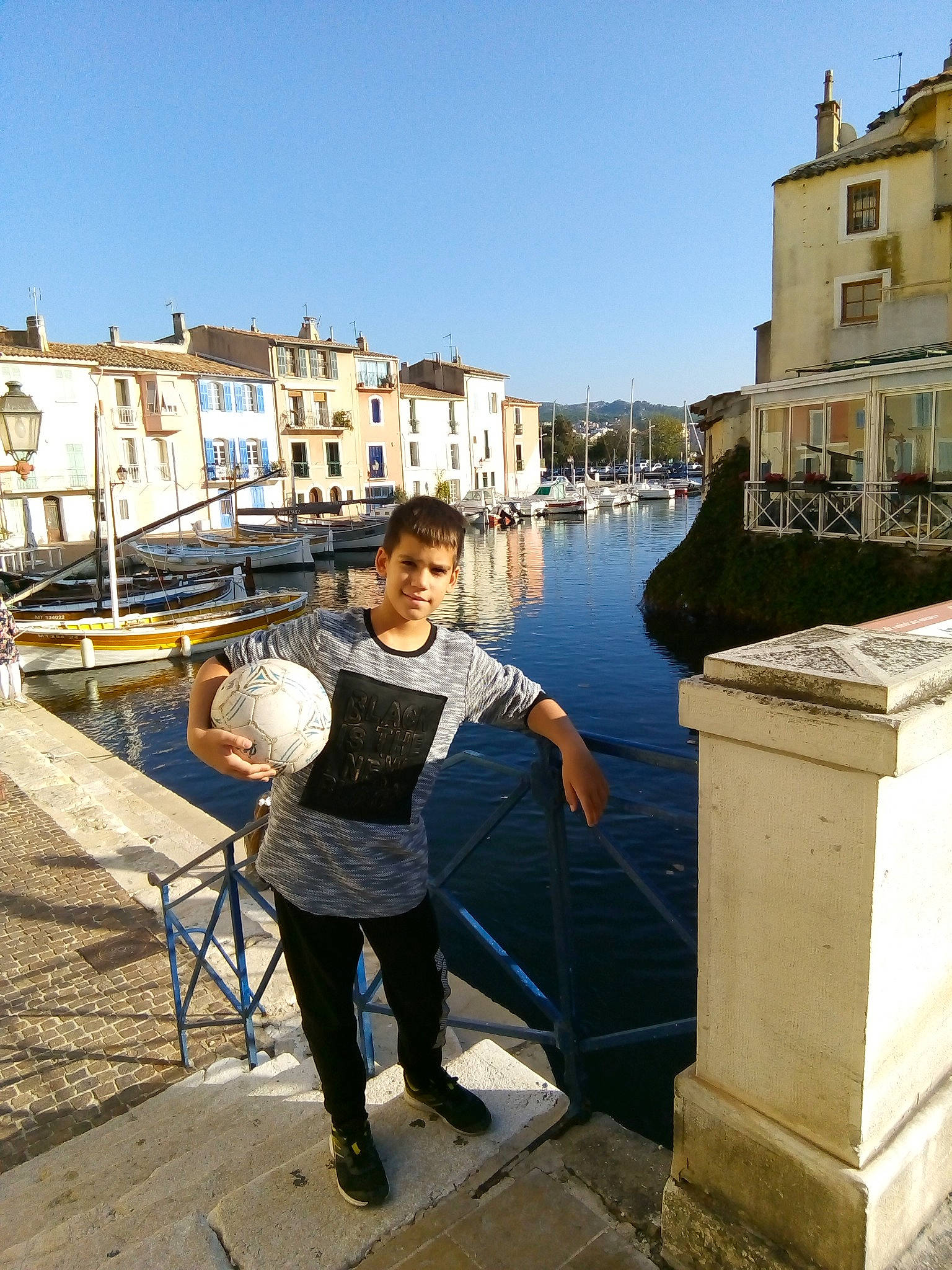 Aronn a rejoint le concours — aidez-le/la à gagner de superbes lots ! building, city, person, recreation, sky, tourism, tours, town, travel, vacation, vehicle, water, waterway