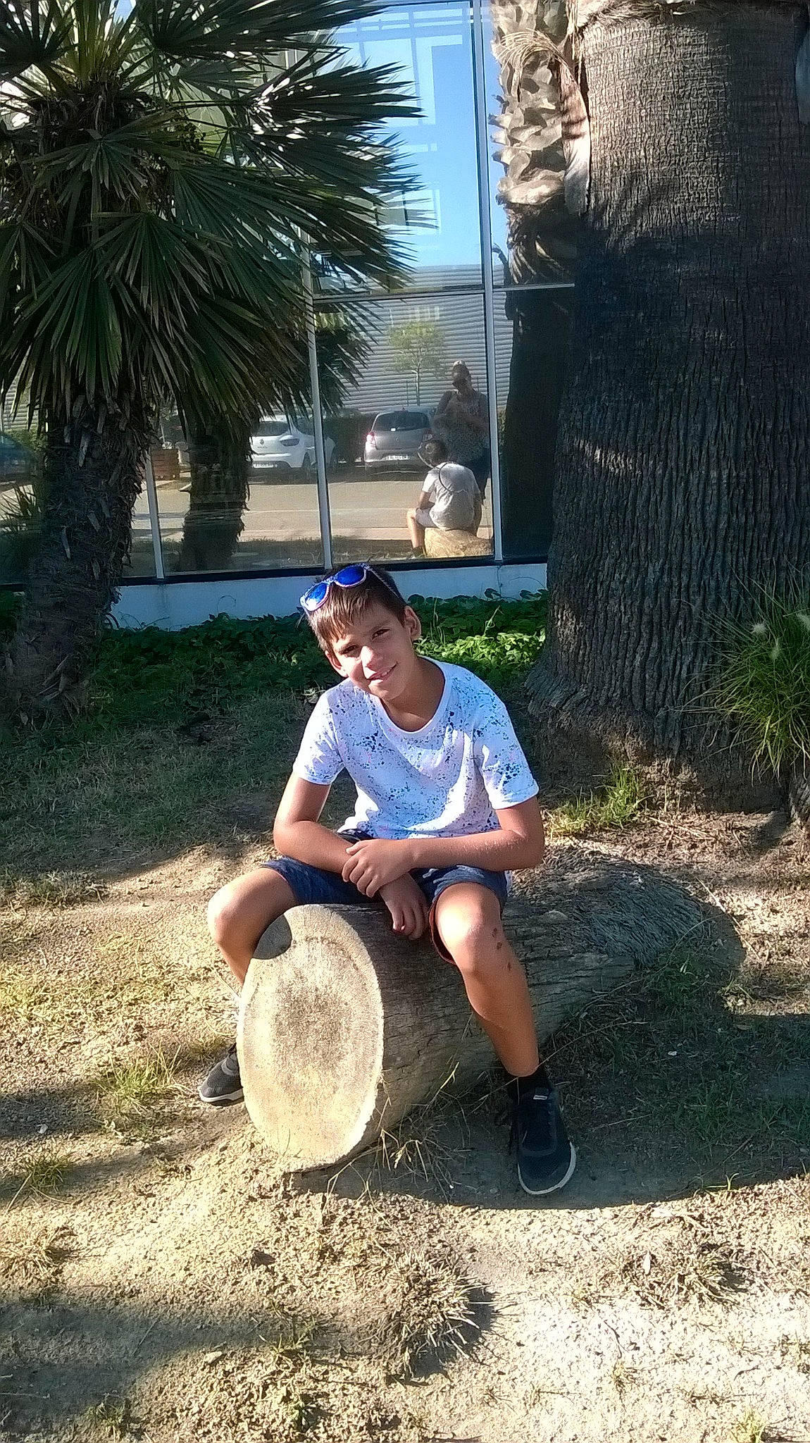 Aronn a rejoint le concours — aidez-le/la à gagner de superbes lots ! clothing, fun, grass, headgear, joy, person, plant, recreation, sitting, tree, vacation