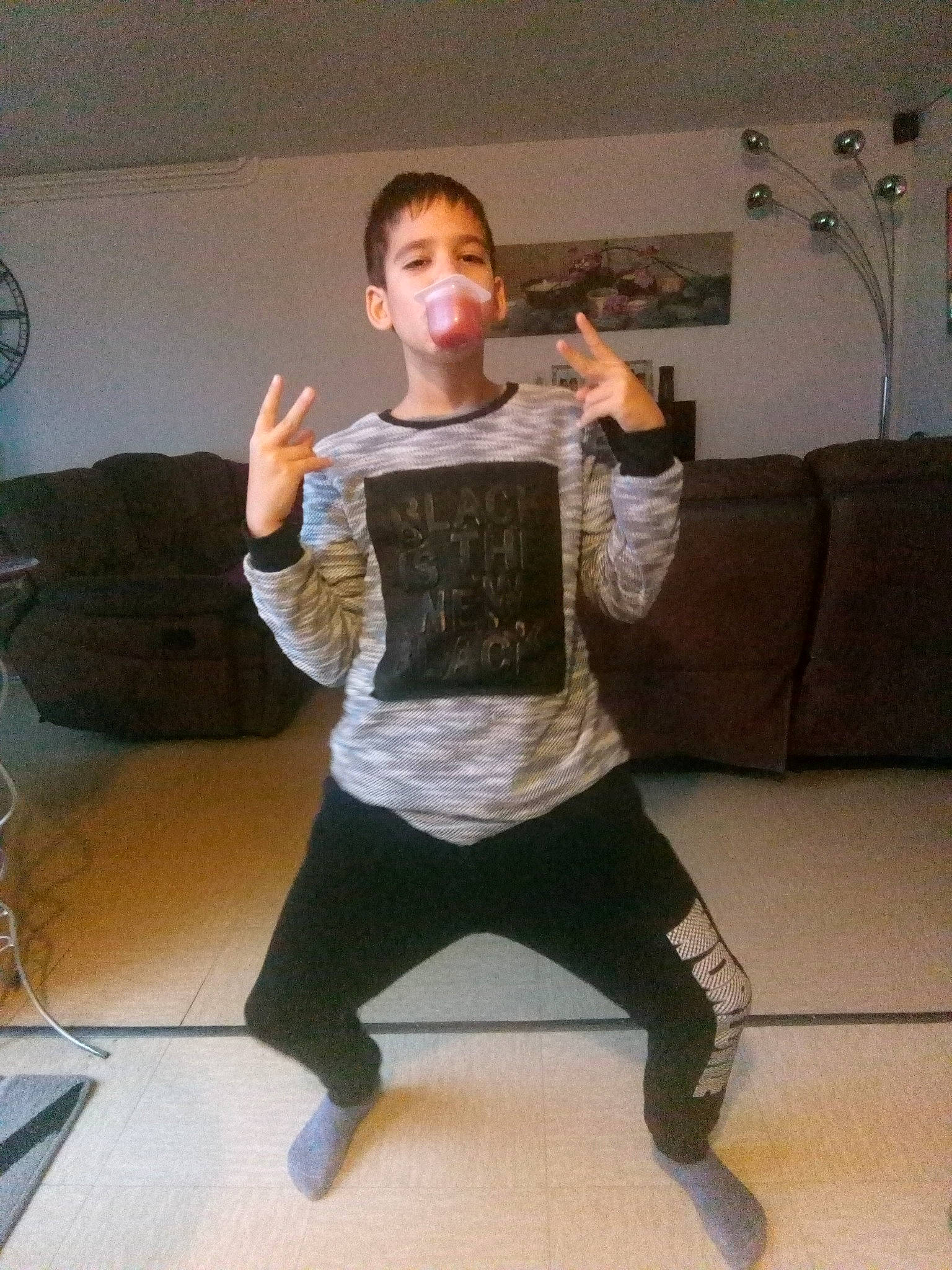 Aronn participe au concours pour gagner de l'argent avec cette photo : abdomen, costume, fun, girl, joint, leg, person, shoulder, trunk