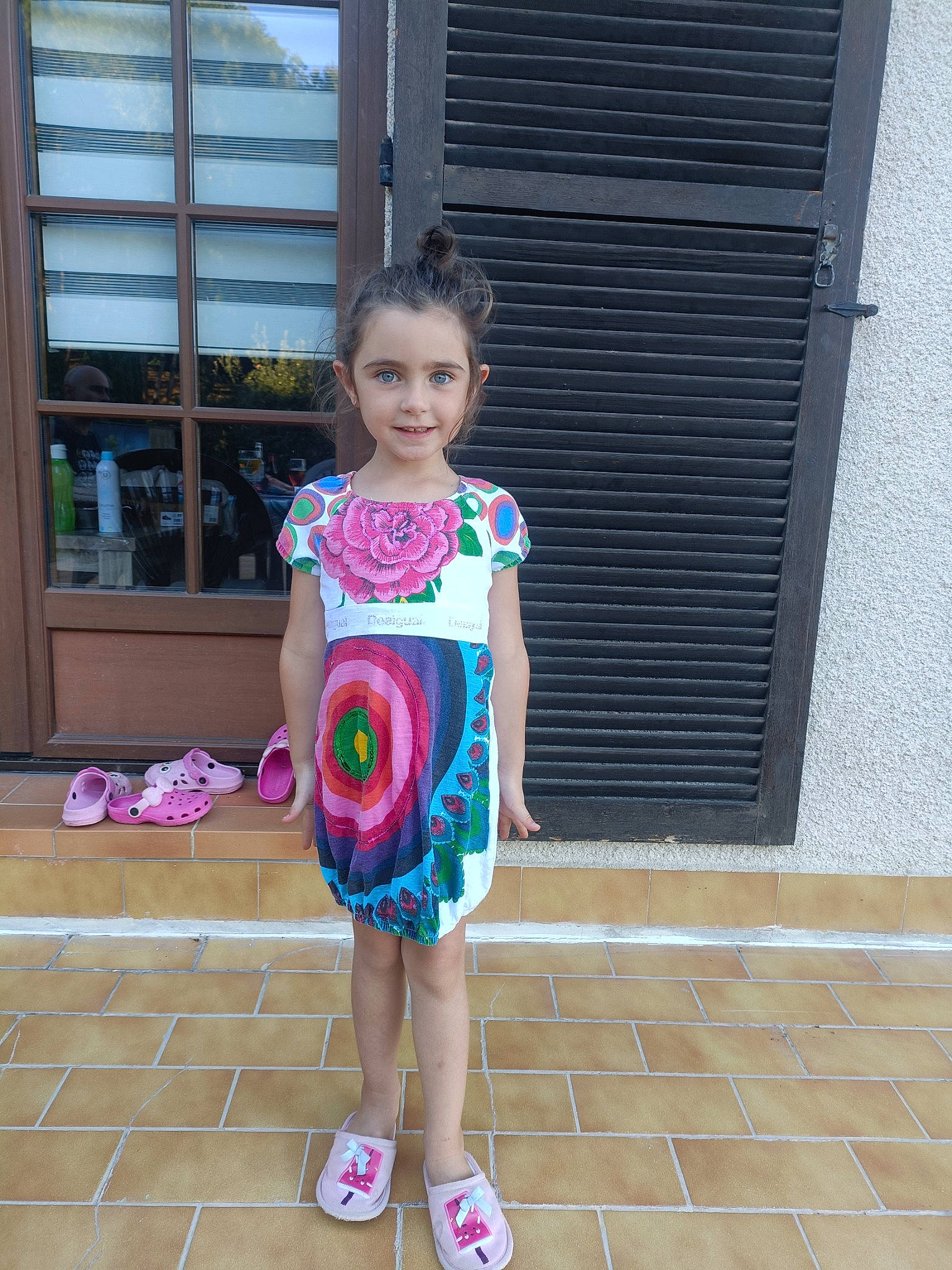 Léya a rejoint le concours — aidez-le/la à gagner de superbes lots ! baby_toddler_clothing, child, costume, dress, electric_blue, fashion_design, flooring, happy, human_leg, joy, leisure, magenta, pattern, person, pink, sandal, sleeve, smile, sportswear, t_shirt