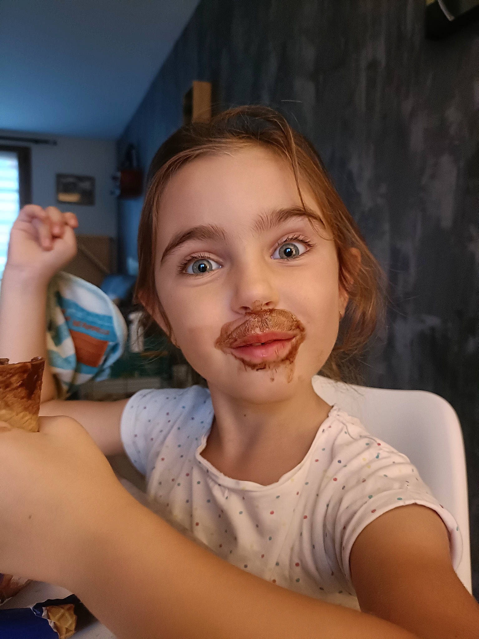 Léya a rejoint le concours — aidez-le/la à gagner de superbes lots ! black_hair, chest, cool, elbow, eye, eyebrow, eyelash, flash_photography, fun, gesture, hair, hairstyle, happy, joy, lip, mouth, muscle, neck, person, shoulder