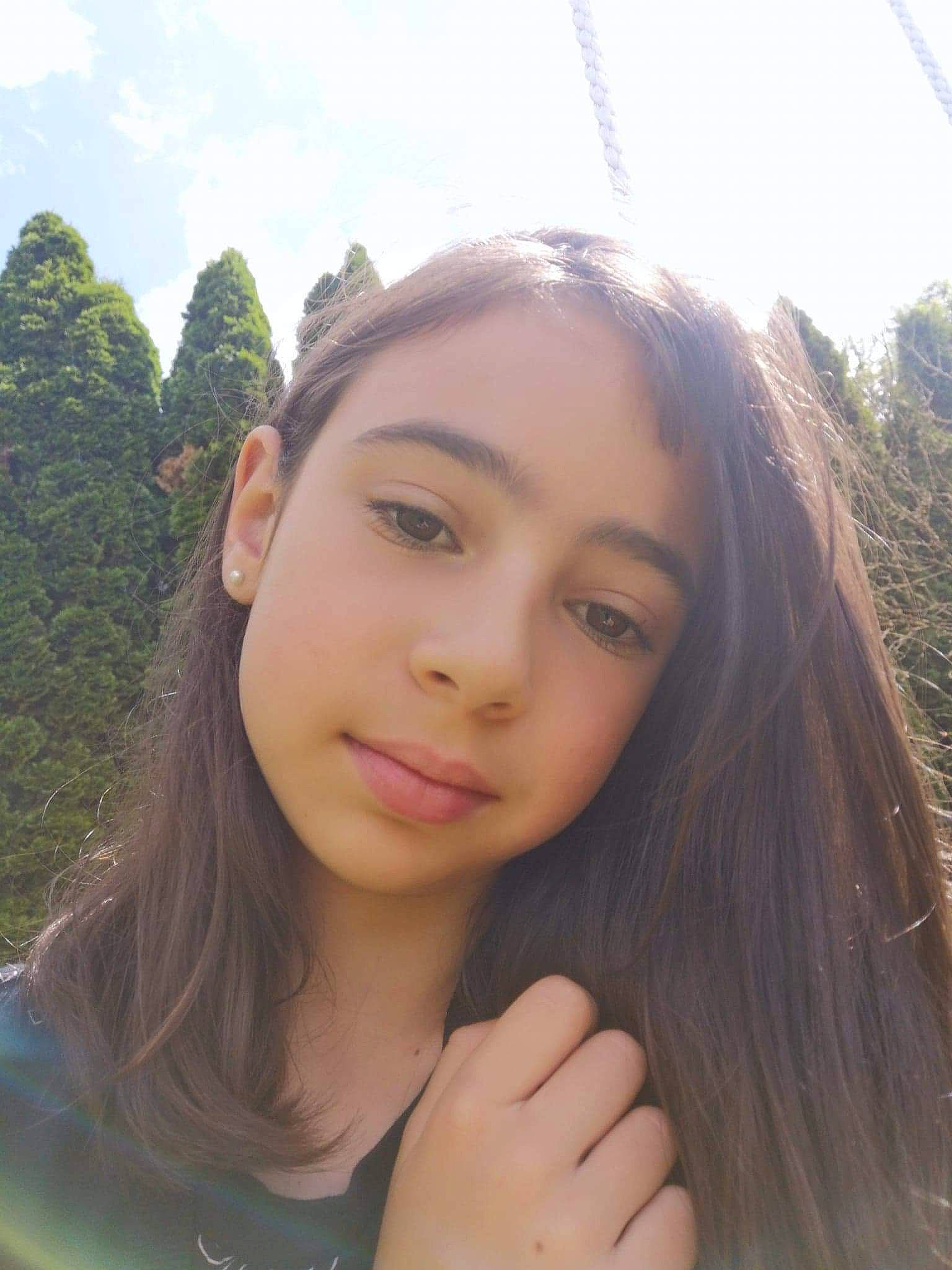 Maëlynn a rejoint le concours — aidez-le/la à gagner de superbes lots ! black_hair, chin, eyebrow, eyelash, flash_photography, forehead, gesture, grass, happy, layered_hair, lip, long_hair, nose, people_in_nature, person, plant, shoulder, skin, sky, sunlight