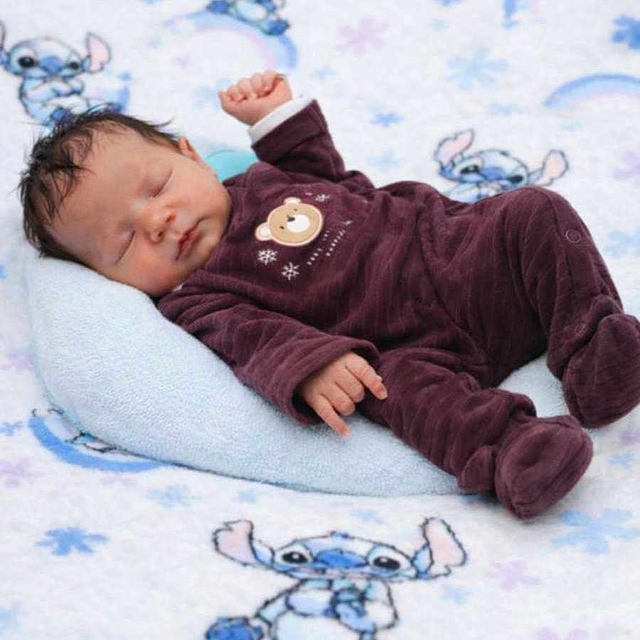 Alyana participe au concours pour gagner de l'argent avec cette photo : baby, bear_emblem, blanket, cartoon, child, cozy, cute, fabric, indoors, infant, maroon_outfit, pattern, peaceful, pillow, portrait, resting, sleeping, soft_toys, stitch_character, young_child