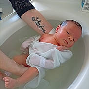 Alyana a rejoint le concours — aidez-le/la à gagner de superbes lots ! arm, baby, bath, bathtub, care, child, cloth, fresh, gentle, indoors, infant, newborn, parent, person, relaxing, resting, skin, supporting_hand, tattoo, water