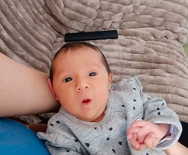 Cylia a rejoint le concours — aidez-le/la à gagner de superbes lots ! baby, baby_toddler_clothing, cheek, chin, comfort, eyelash, finger, hairstyle, human, iris, lip, mammal, nose, organ, person, skin, sleeve, textile, toddler, white