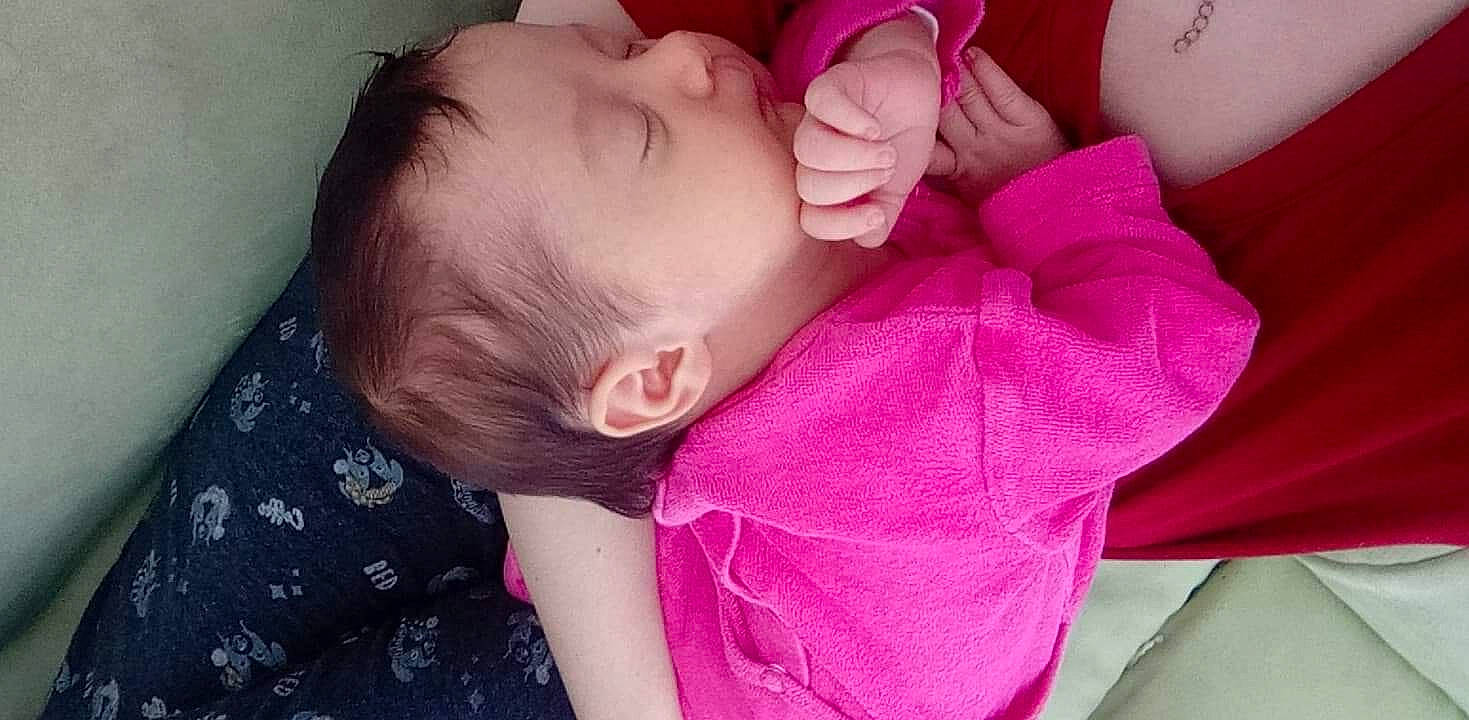 Cylia a rejoint le concours — aidez-le/la à gagner de superbes lots ! arm, baby, baby_toddler_clothing, cheek, comfort, ear, eyebrow, eyelash, gesture, hand, lip, mouth, muscle, nose, organ, person, pink, product, purple, skin