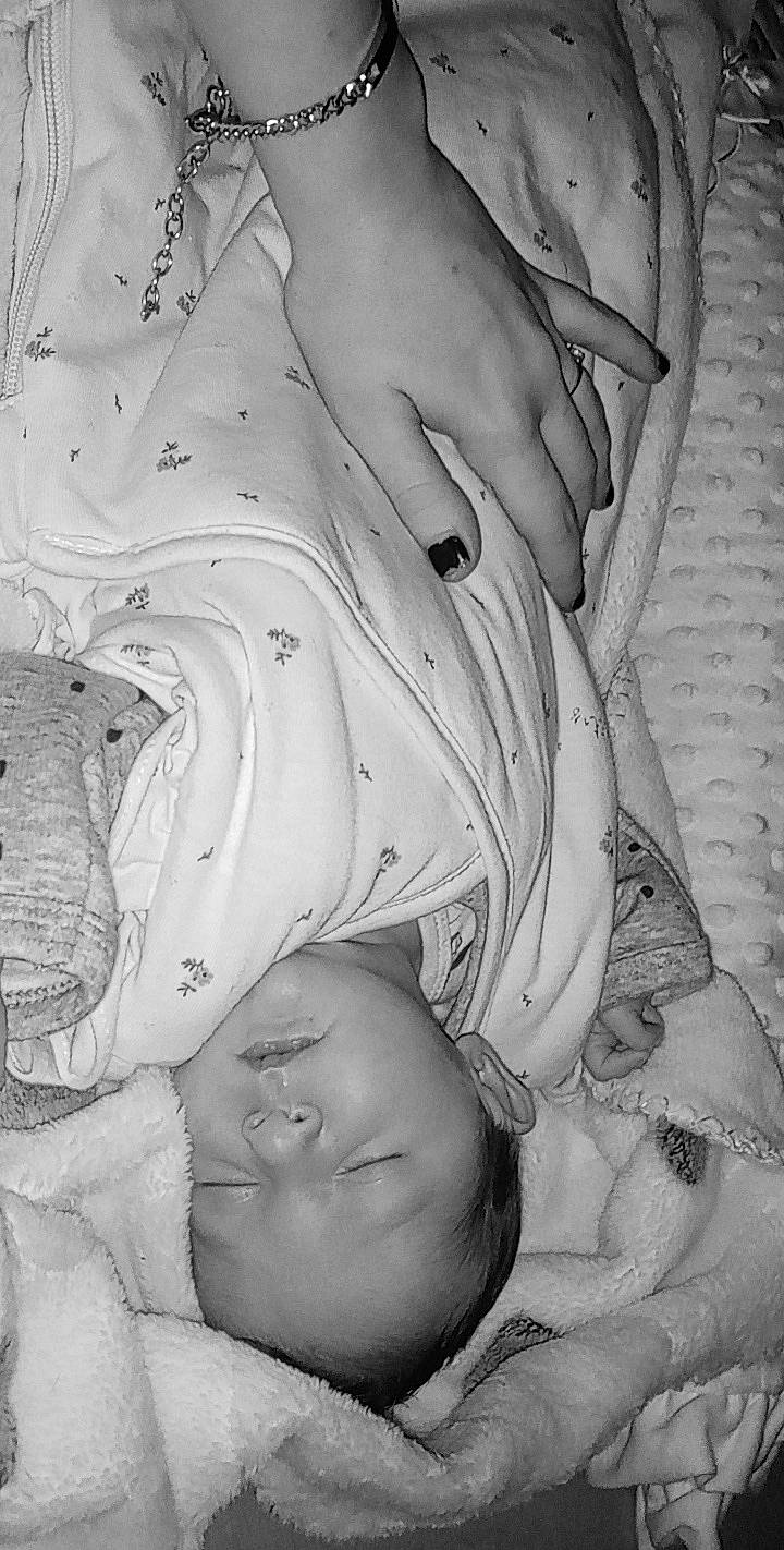 Cylia participe au concours pour gagner de l'argent avec cette photo : arm, art, black_and_white, chest, comfort, eye, eyebrow, figure_drawing, gesture, hand, head, human_body, jaw, monochrome, monochrome_photography, mouth, muscle, person, style, textile