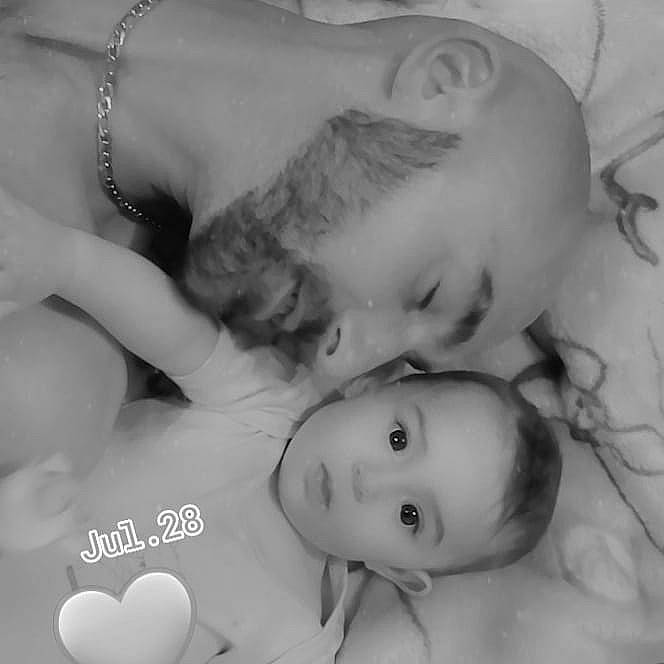 Cylia a rejoint le concours — aidez-le/la à gagner de superbes lots ! black, black_and_white, cheek, eyelash, facial_expression, finger, gesture, happy, human, interaction, lip, mouth, muscle, neck, nose, organ, person, photograph, skin, style