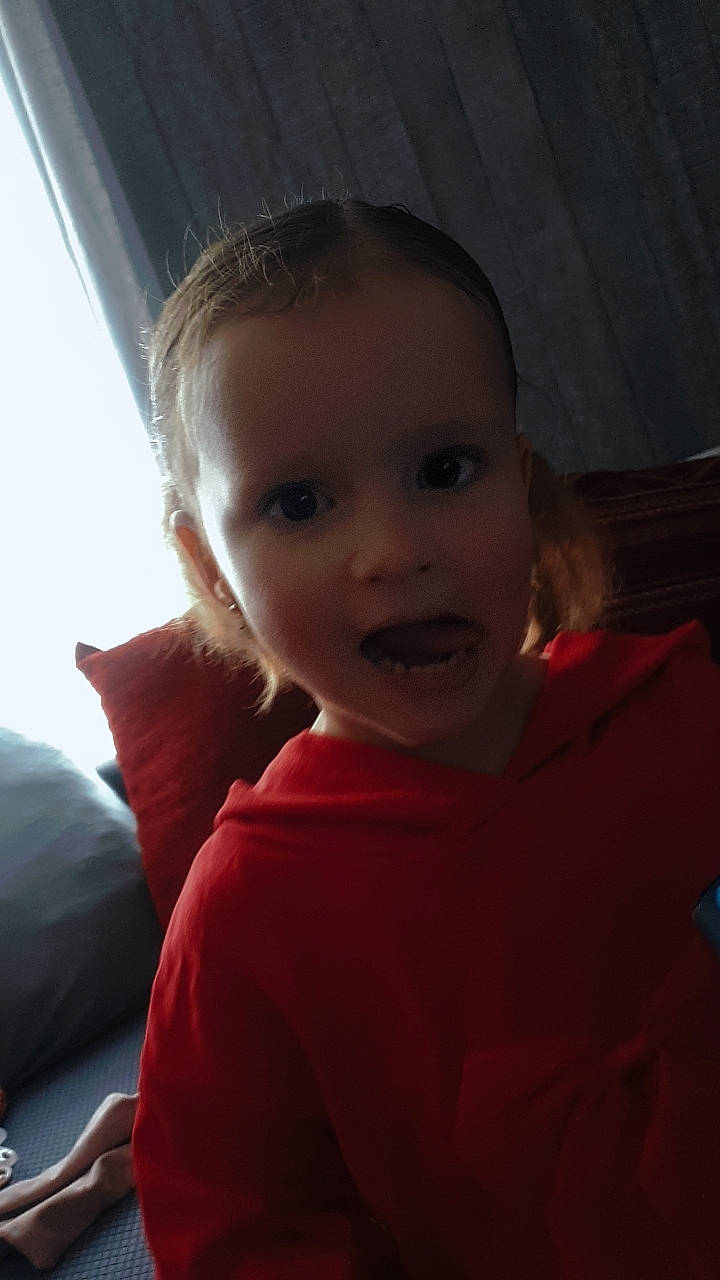 Célia participe au concours pour gagner de l'argent avec cette photo : cheek, comfort, ear, eyebrow, flash_photography, forehead, fun, hairstyle, happy, iris, jaw, lip, mouth, neck, nose, person, skin, smile, tints_and_shades, toddler