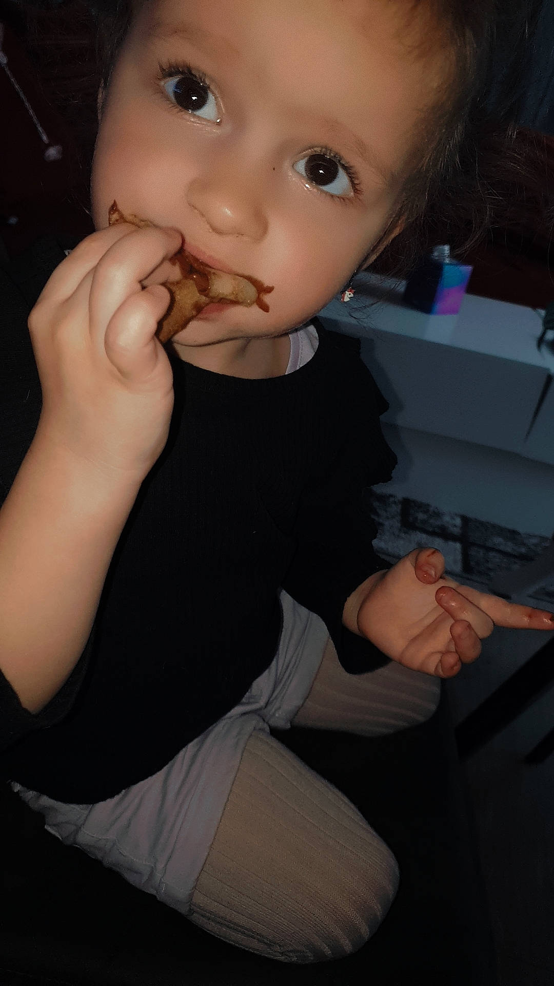 Célia a rejoint le concours — aidez-le/la à gagner de superbes lots ! arm, black_hair, cheek, ear, eye, eyebrow, eyelash, finger, flash_photography, gesture, hair, hairstyle, lip, mouth, nail, neck, nose, person, skin, sleeve