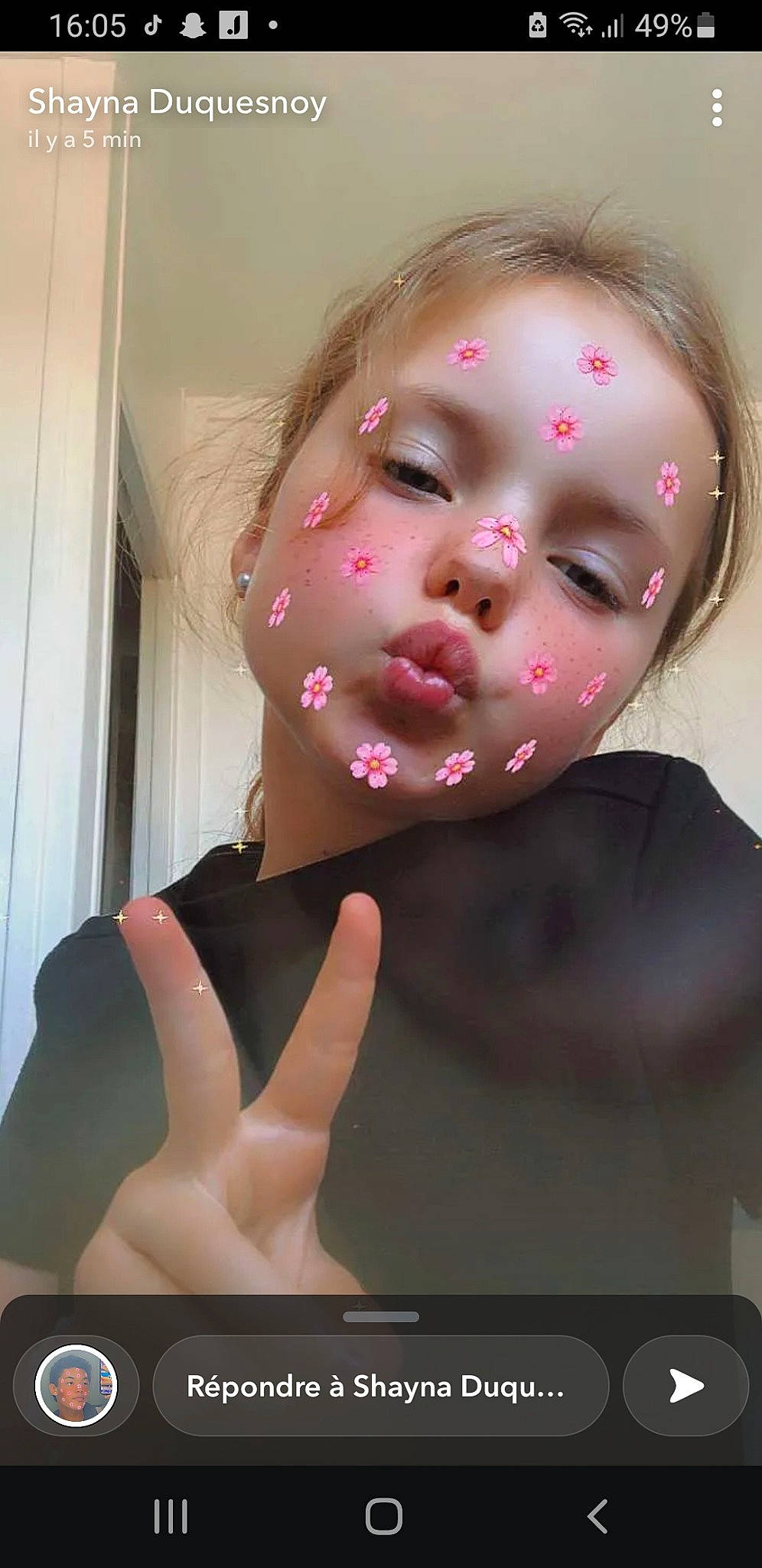 Shayna participe au concours pour gagner de l'argent avec cette photo : art, chin, circle, communication_device, display_device, eyebrow, eyelash, fashion_accessory, flash_photography, fun, gesture, jaw, lip, magenta, mobile_phone, mouth, neck, person, pink, screenshot