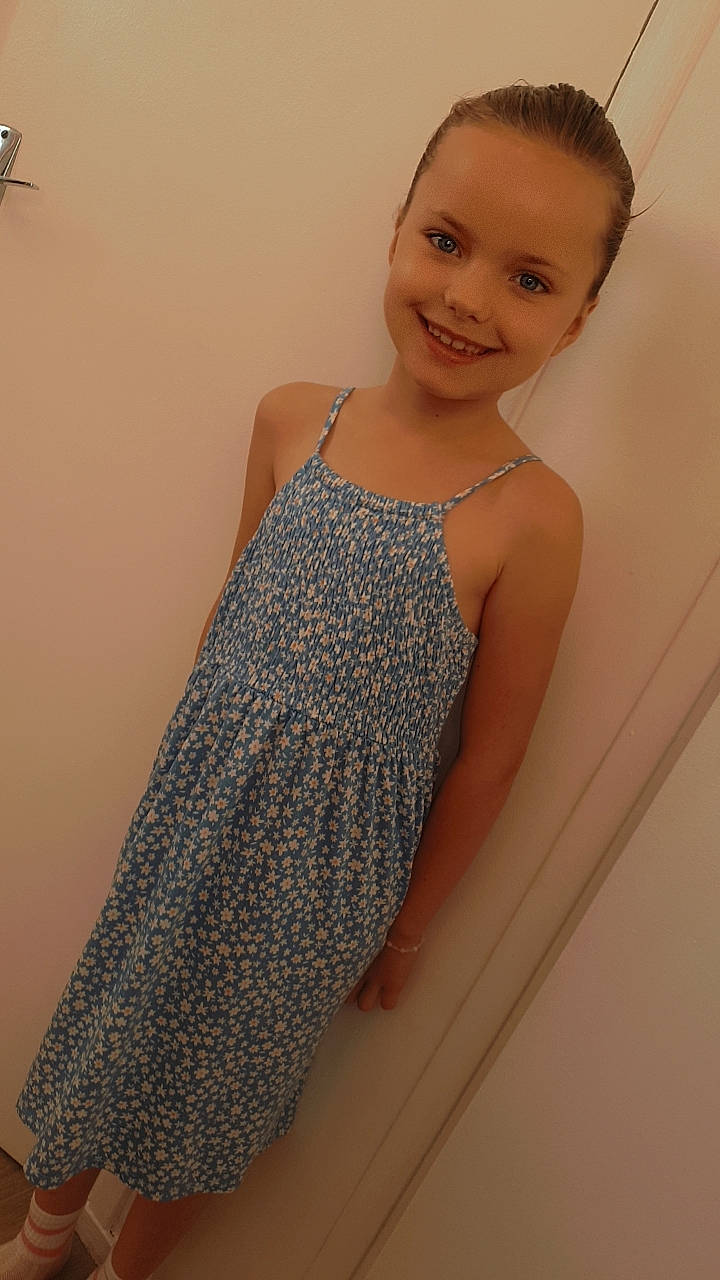 Shayna a rejoint le concours — aidez-le/la à gagner de superbes lots ! arm, baby_toddler_clothing, chest, day_dress, elbow, electric_blue, fashion_design, hairstyle, human_leg, joint, joy, knee, long_hair, neck, pattern, person, shoulder, sleeve, smile, thigh