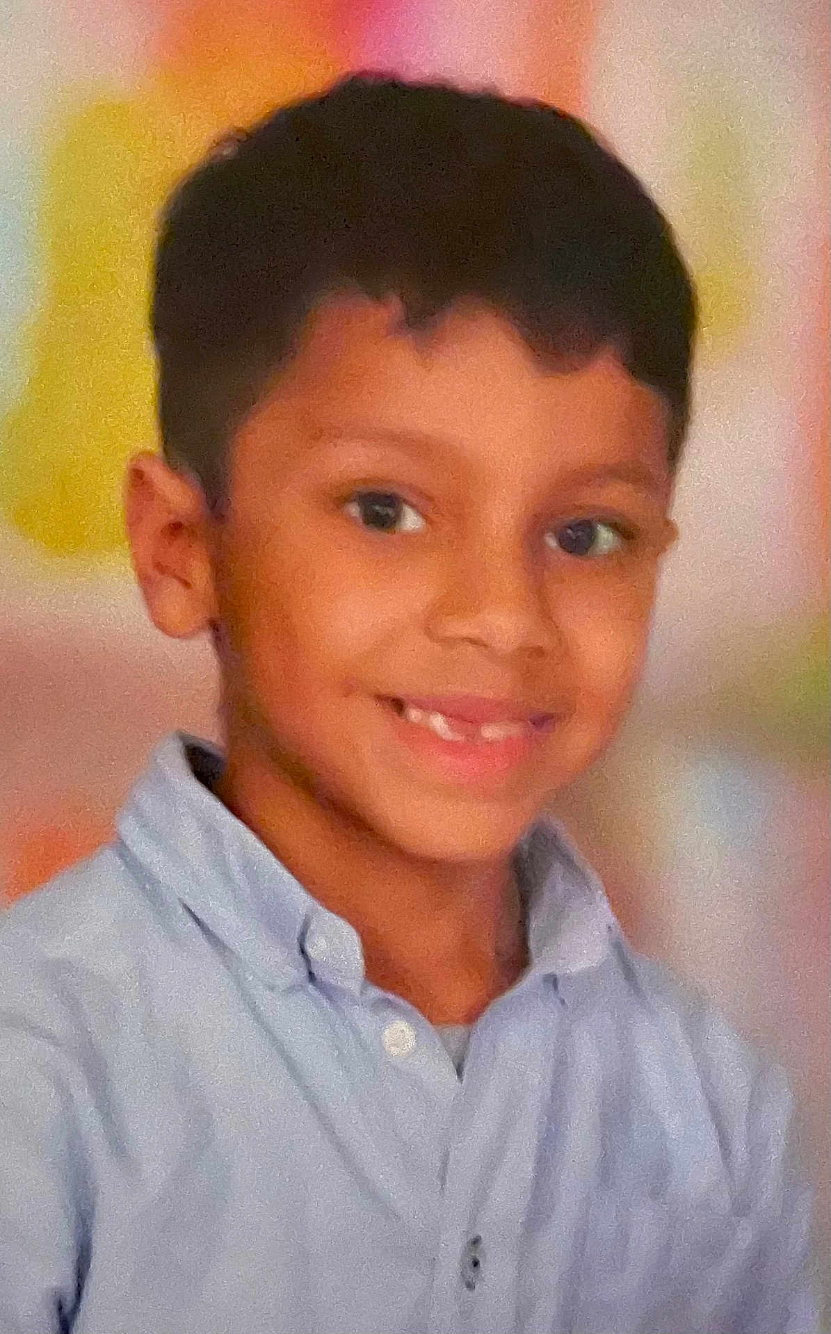 Eden a rejoint le concours — aidez-le/la à gagner de superbes lots ! child, boy, portrait, smile, face, shirt, button_up, short_hair, indoor, colorful_background, happy, young, casual_clothing, person, head_and_shoulders, cute, youth, friendly, skin, eyes