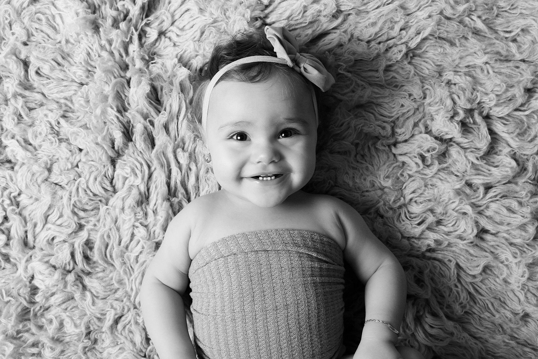 Giulia a rejoint le concours — aidez-le/la à gagner de superbes lots ! black_and_white, eye, facial_expression, flash_photography, grey, hairstyle, happy, human, iris, joy, leaf, organ, person, photograph, skin, sleeve, smile, standing, style, textile