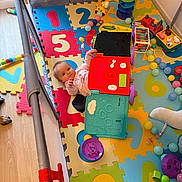Capucine participe au concours pour gagner de l'argent avec cette photo : baby, baby_girl, baby_toys, child, child_playing, colorful, colorful_mat, crawling, curious, floor, indoor, infant, number_puzzle, plastic_toys, play_area, playpen, puzzle_mat, soft_mat, toys, wooden_floor