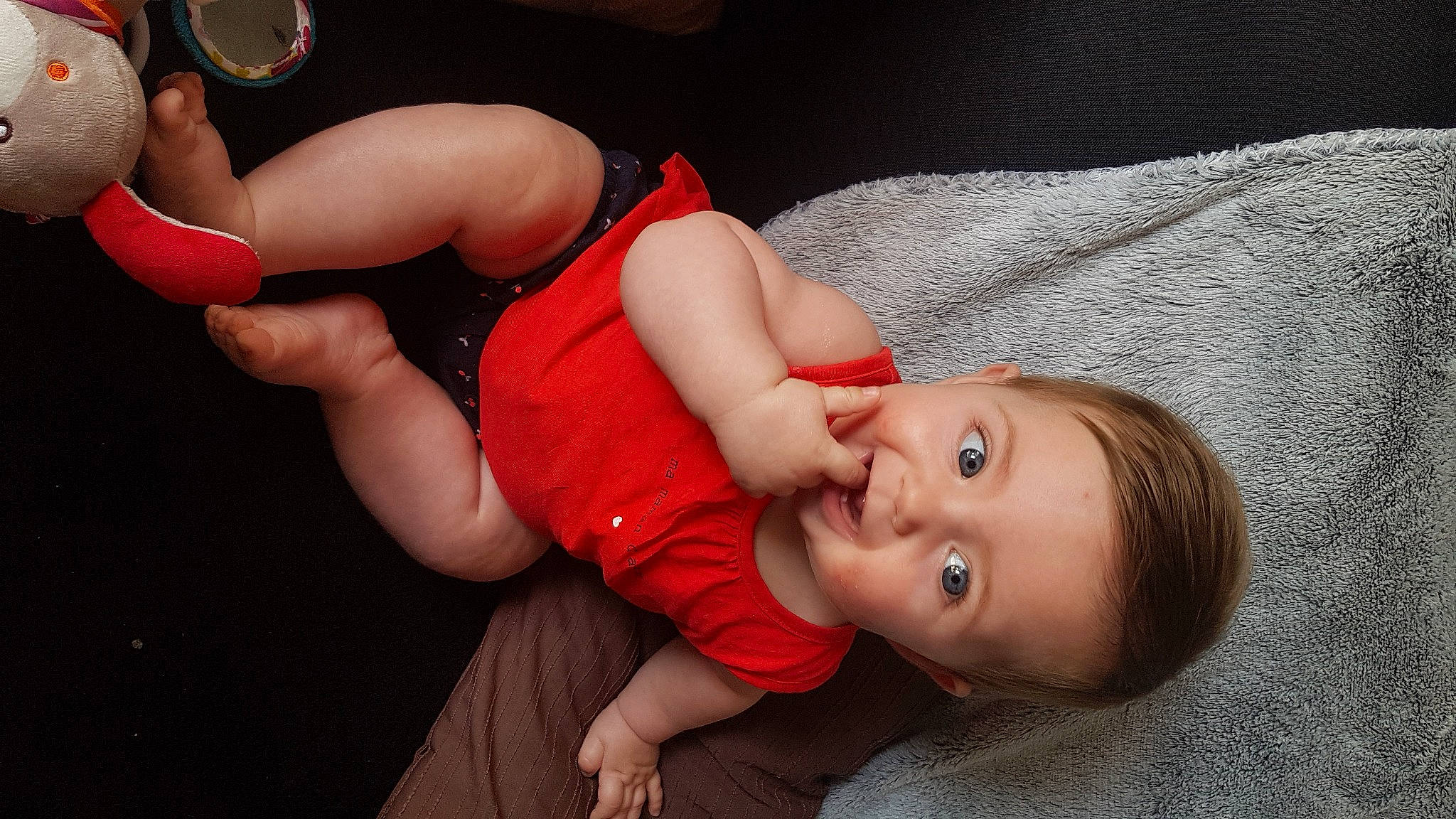 Louna participe au concours pour gagner de l'argent avec cette photo : abdomen, arm, baby, child, finger, human_body, leg, muscle, neck, person, thigh