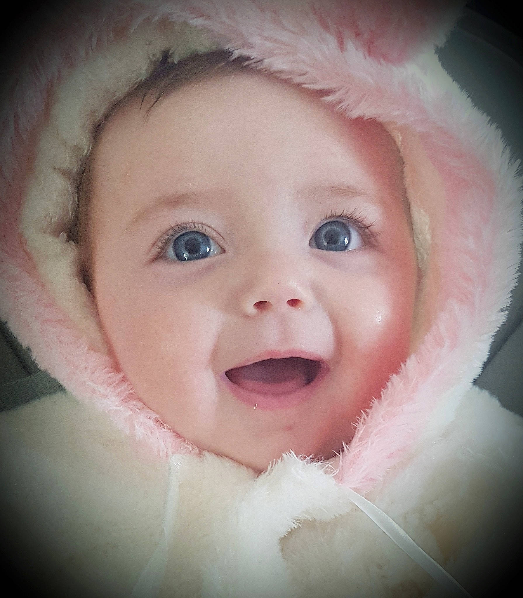 Louna a rejoint le concours — aidez-le/la à gagner de superbes lots ! baby, baby_making_funny_faces, beauty, cheek, child, chin, eye, eyebrow, face, facial_expression, head, headwear, iris, lip, mouth, nose, person, photograph, pink, skin