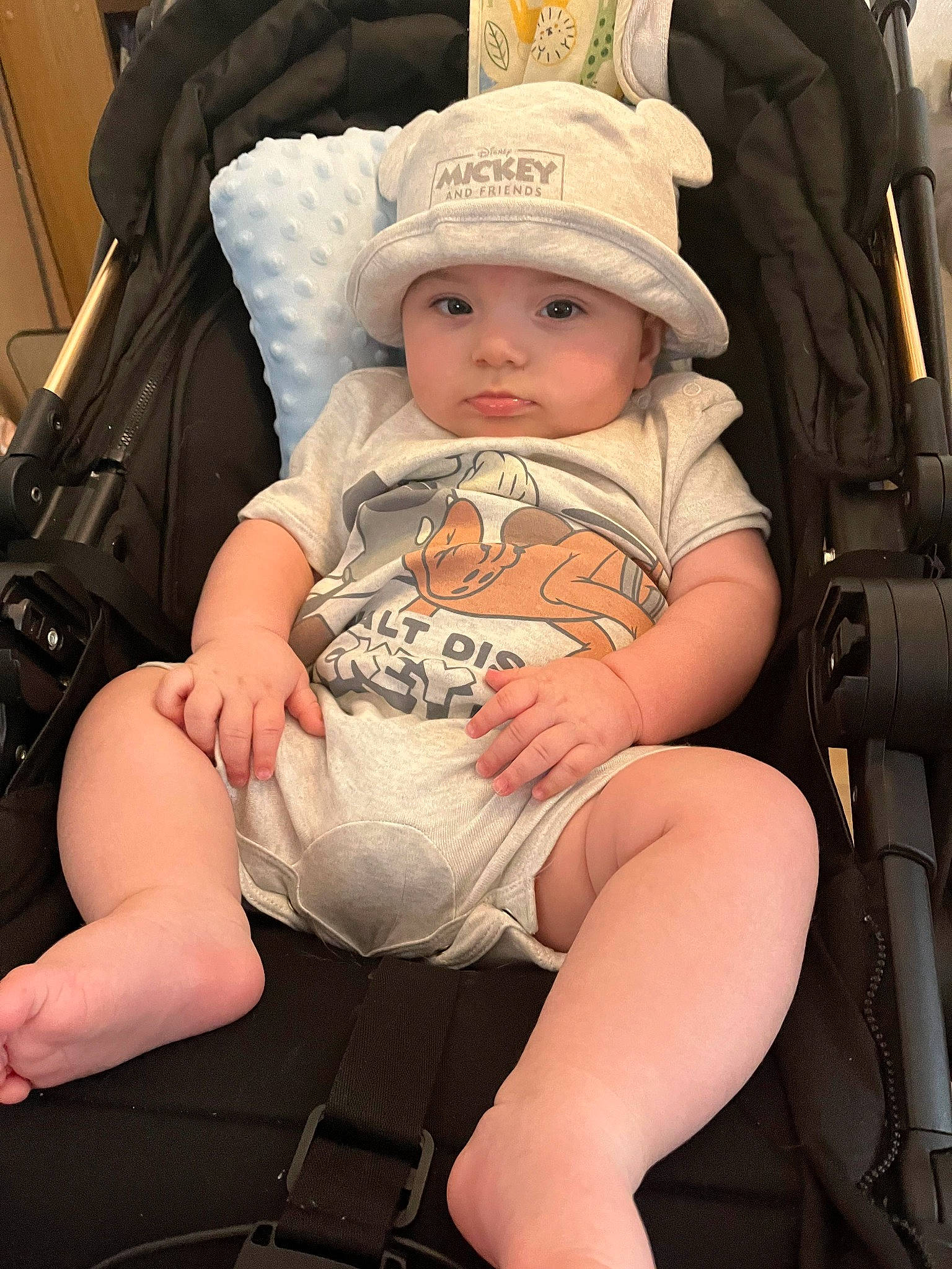 Lorenzo is registered to the contest to win money with this photo: baby, baby_carriage, baby_products, baby_toddler_clothing, car_seat, chair, cheek, child, comfort, fedora, hat, headwear, human_leg, knee, lap, person, sitting, skin, sun_hat, thigh
