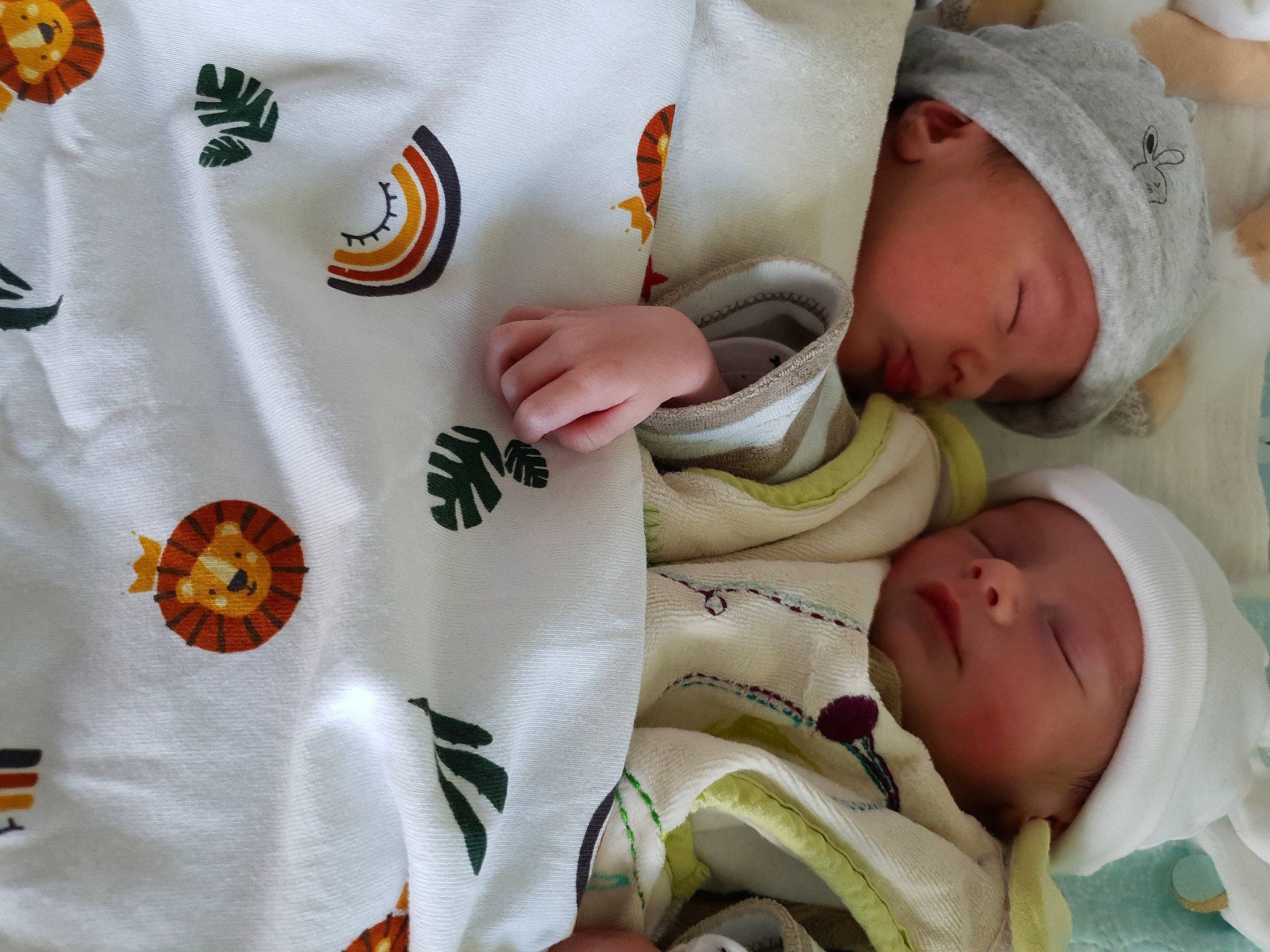 Maxence Et Thyméo a rejoint le concours — aidez-le/la à gagner de superbes lots ! baby, baby_products, baby_sleeping, baby_toddler_clothing, button, carmine, child, comfort, facial_expression, green, head, headwear, linens, mammal, pattern, person, product, skin, sleeve, textile