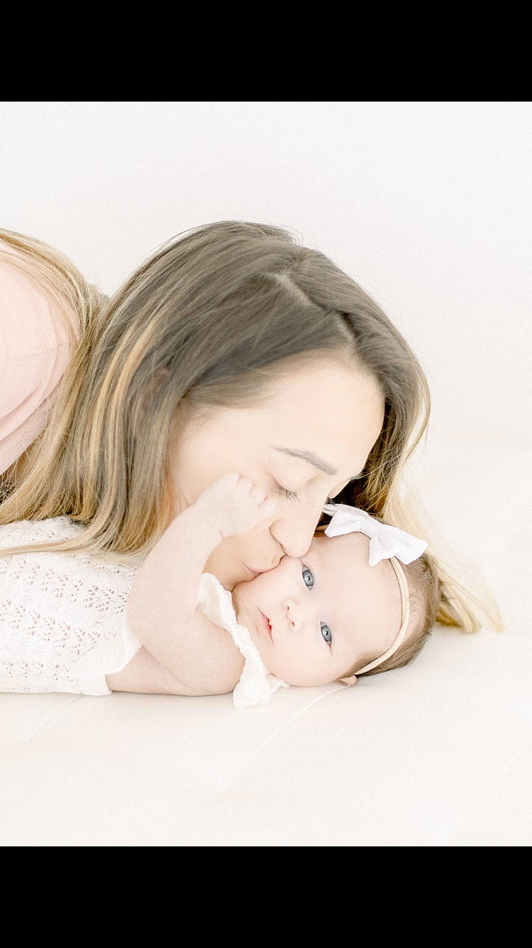 Sharone a rejoint le concours — aidez-le/la à gagner de superbes lots ! baby, baby_sleeping, baby_toddler_clothing, cheek, comfort, eyelash, finger, flash_photography, gesture, happy, linens, love, neck, nose, person, room, sitting, skin, smile, toddler