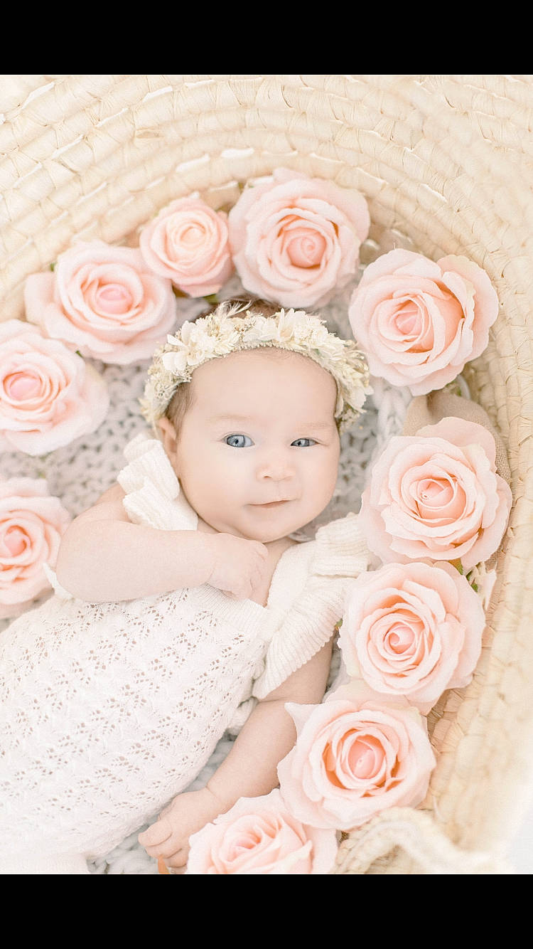Sharone participe au concours pour gagner de l'argent avec cette photo : baby, baby_toddler_clothing, beauty, cut_flowers, finger, flower, flower_arranging, font, garden_roses, hand, happy, headgear, hybrid_tea_rose, person, petal, pink, plant, rose, skin, smile