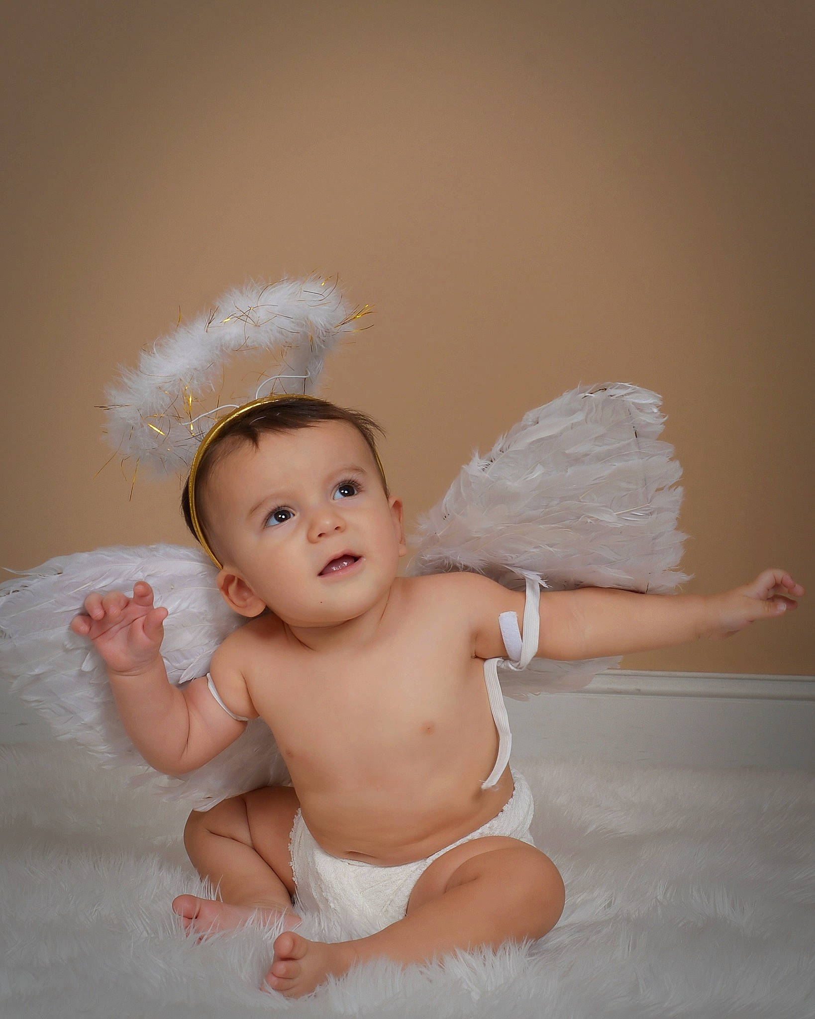 Leo is registered to the contest to win money with this photo: arm, baby, baby_toddler_clothing, child, eye, face, flash_photography, foot, gesture, hair_accessory, happy, headband, headpiece, iris, mythical_creature, person, sitting, skin, supernatural_creature, thumb