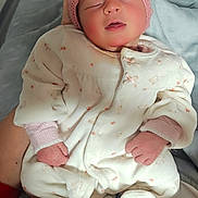 Lénna a rejoint le concours — aidez-le/la à gagner de superbes lots ! newborn, baby, sleeping, knit_hat, onesie, infant, hands, person, bed, blanket, cozy, cute, indoor, toddler, clothing, soft_lighting, cartoon_shirt, rest, peaceful, portrait