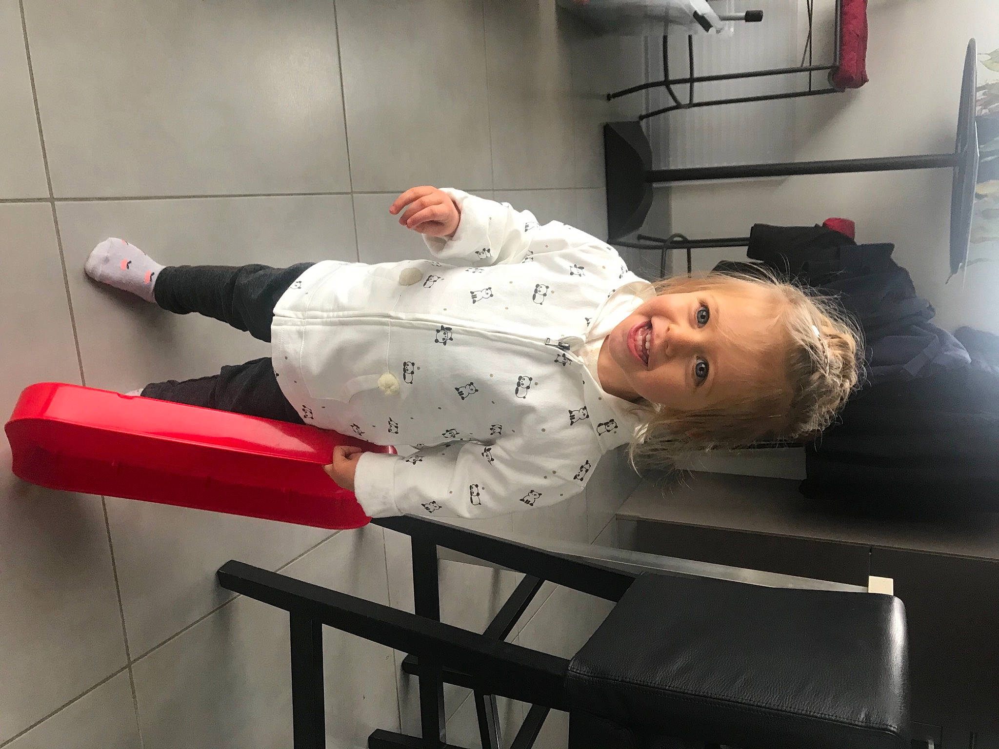 Maëlle a rejoint le concours — aidez-le/la à gagner de superbes lots ! baby_toddler_clothing, balance, carmine, child, cleanliness, comfort, elbow, flooring, fun, human_leg, joy, knee, person, room, sitting, sleeve, smile, toddler