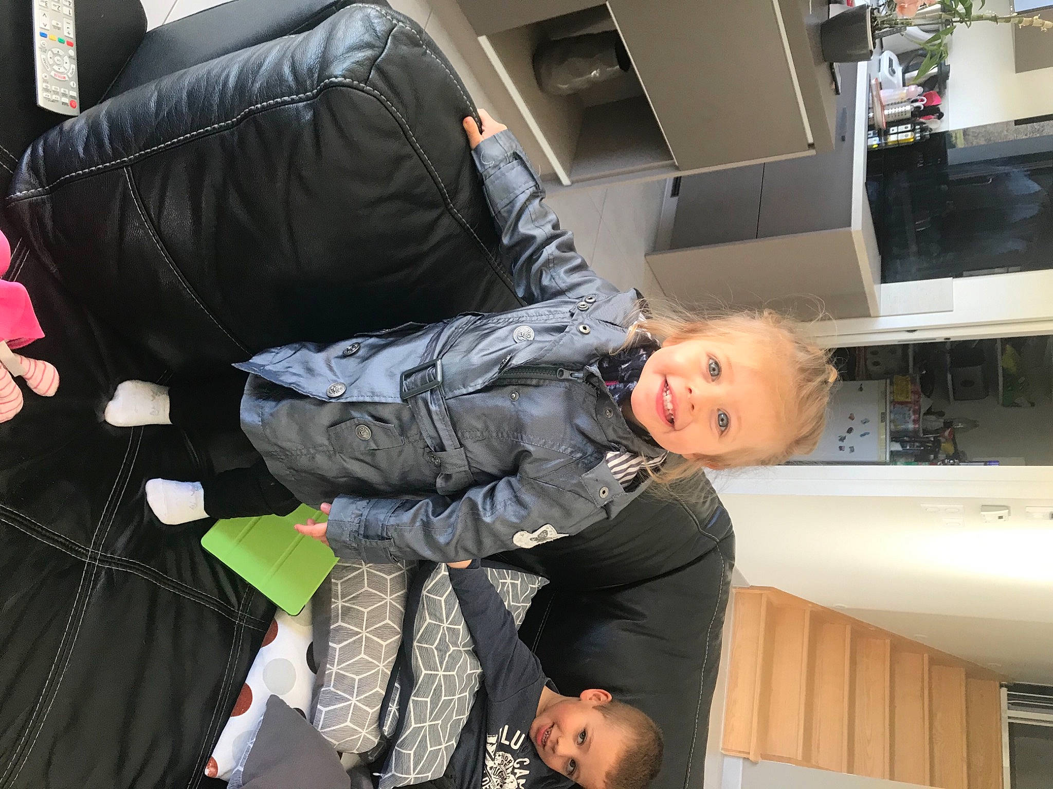Maëlle a rejoint le concours — aidez-le/la à gagner de superbes lots ! auto_part, automotive_design, bag, baggage, child, comfort, fun, jacket, joy, leather, luxury_vehicle, motor_vehicle, passenger, person, public_transport, room, sitting, smile, toddler, travel