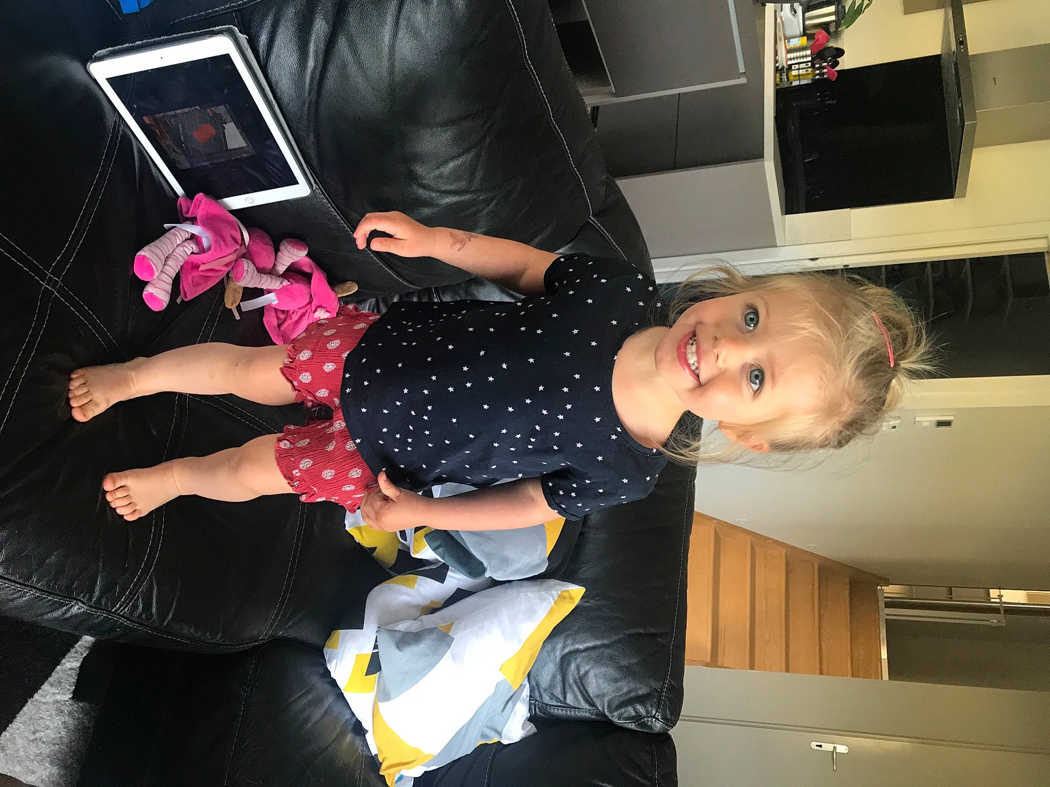 Maëlle a rejoint le concours — aidez-le/la à gagner de superbes lots ! automotive_design, communication_device, costume, event, flash_photography, fun, gadget, human_leg, joy, lap, leg, luxury_vehicle, magenta, nail, person, room, sitting, smile, thigh