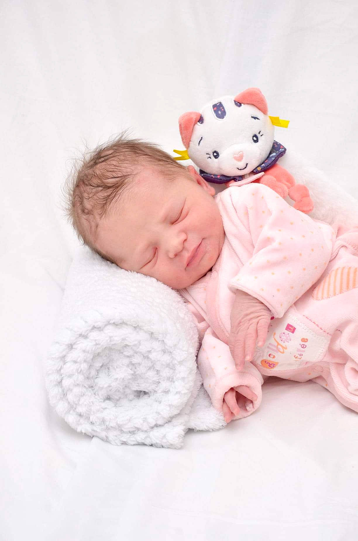 Raven participe au concours pour gagner de l'argent avec cette photo : baby, baby_sleeping, bedtime, child, person, photograph, photography, pink, room, sleep, stuffed_toy, textile, toddler