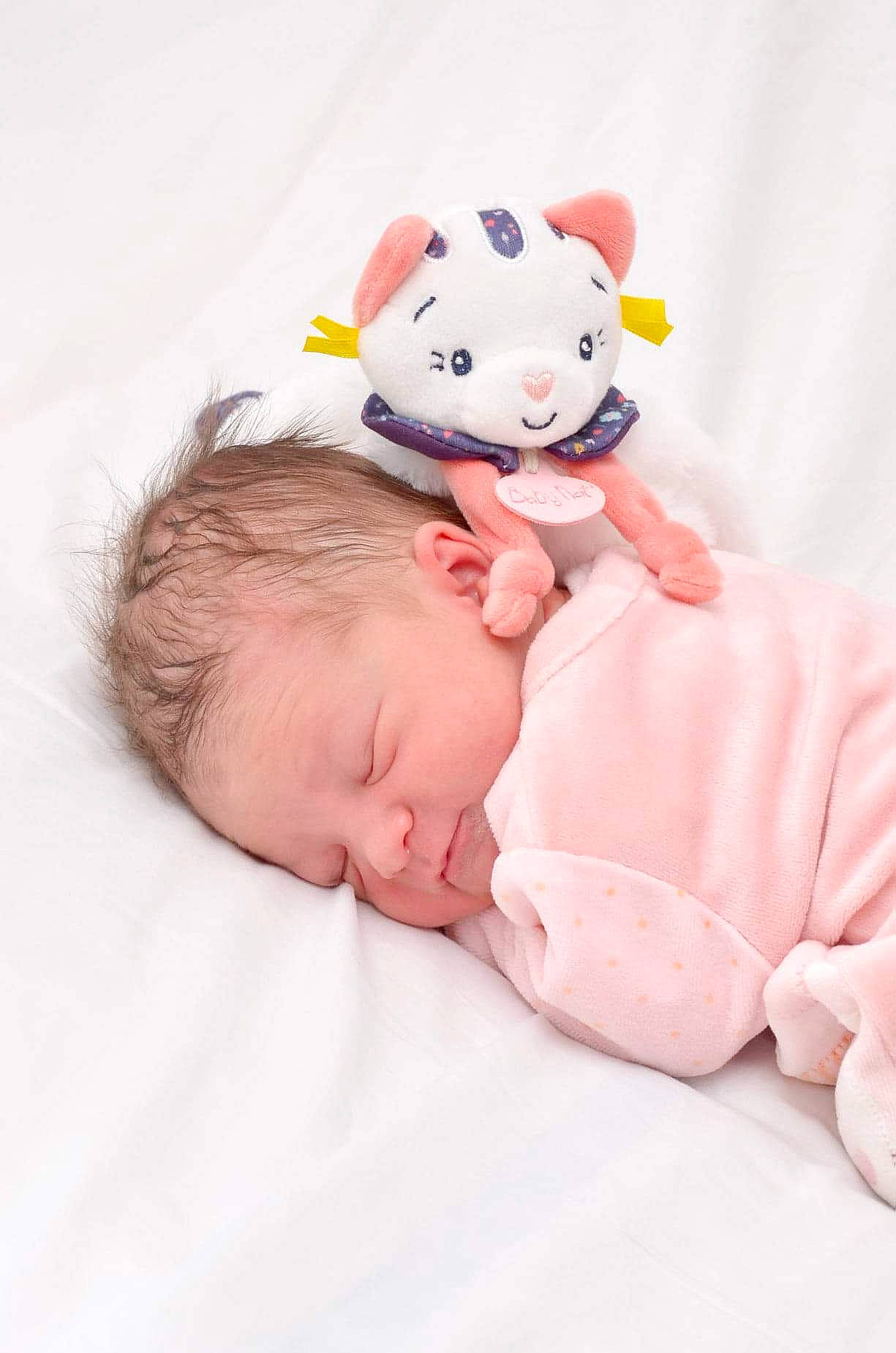 Raven a rejoint le concours — aidez-le/la à gagner de superbes lots ! baby, baby_sleeping, child, person, pink, smile, stuffed_toy, toddler
