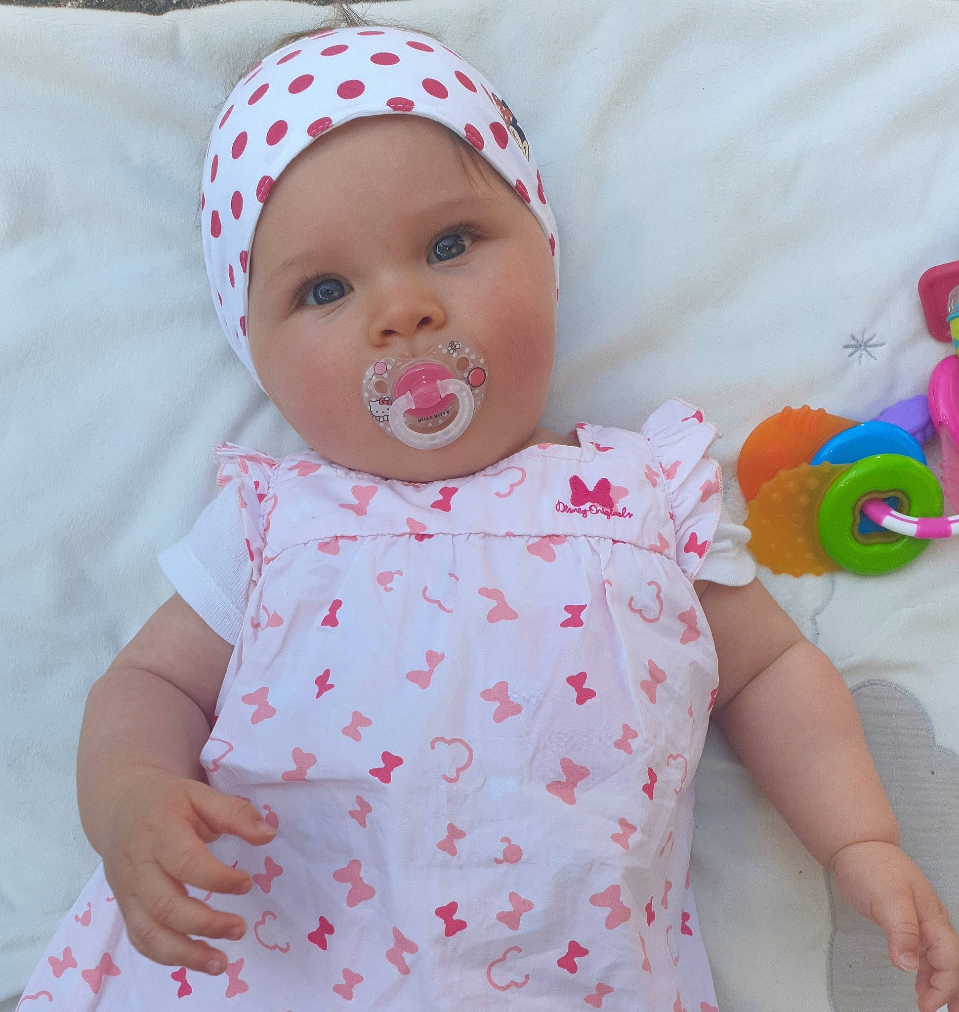 Raven a rejoint le concours — aidez-le/la à gagner de superbes lots ! baby, baby_products, baby_toddler_clothing, cap, child, day_dress, dress, facial_expression, happy, hat, headwear, magenta, pattern, peach, person, pink, product, skin, sleeve, textile