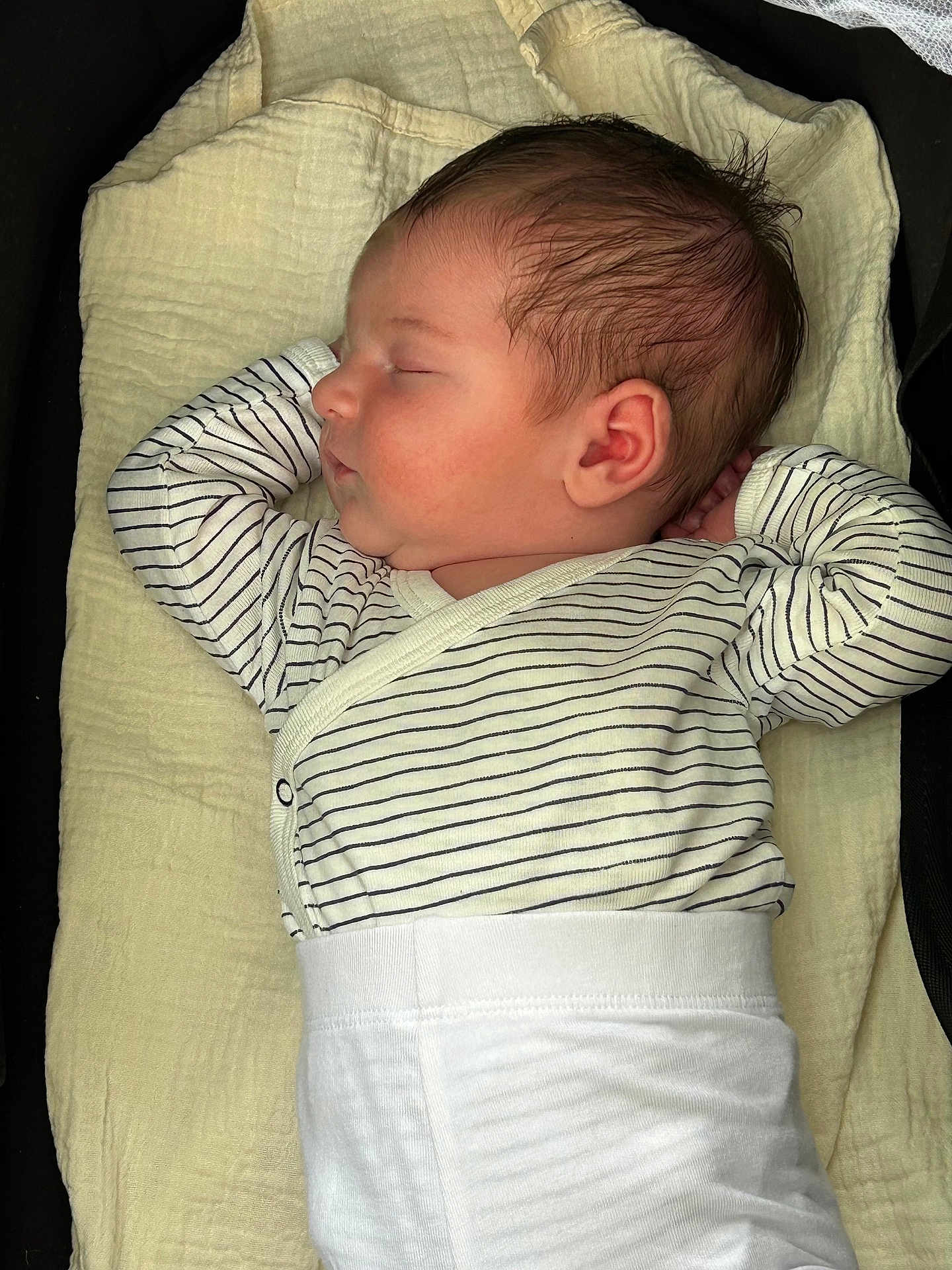Roméo a rejoint le concours — aidez-le/la à gagner de superbes lots ! baby, sleeping, infant, pajamas, striped_clothing, blanket, soft_texture, peaceful, relaxation, child, face, head, skin, ear, hair, lying_down, bedtime, cozy, indoors, portrait