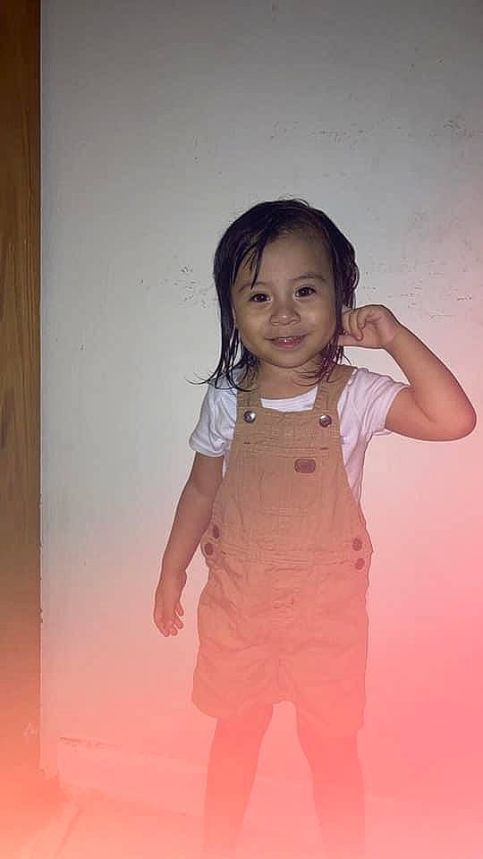 Leandro is registered to the contest to win money with this photo: abdomen, arm, elbow, eye, fashion_design, finger, flash_photography, gesture, happy, human_body, joy, lip, neck, person, shoulder, skin, sleeve, smile, t_shirt, toddler