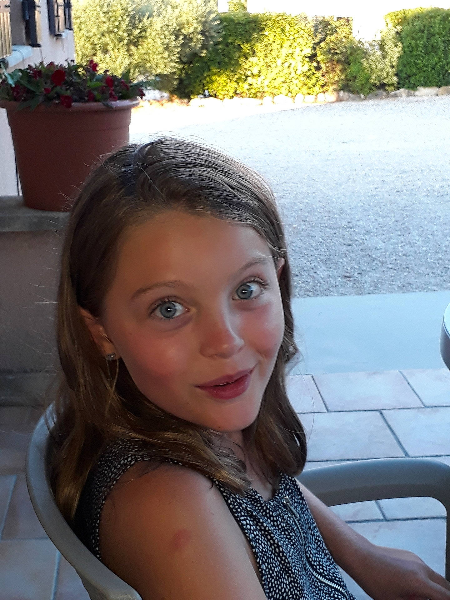 Maud participe au concours pour gagner de l'argent avec cette photo : beauty, black_hair, brown_hair, eye, eyebrow, face, forehead, fun, girl, hair, hairstyle, head, human_hair_color, long_hair, person, shoulder, smile