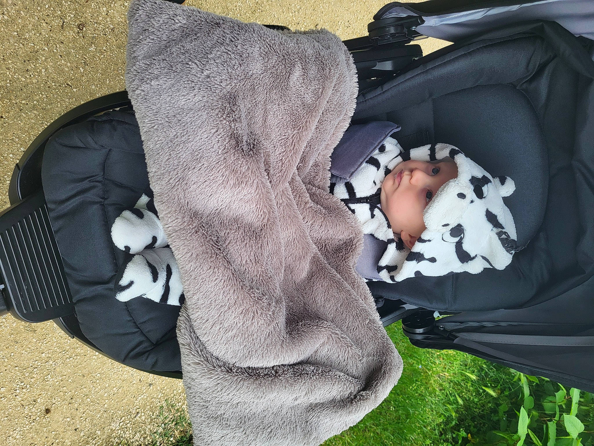 Adriel a rejoint le concours — aidez-le/la à gagner de superbes lots ! bag, comfort, denim, foot, gesture, glove, grass, grey, headgear, headwear, human_leg, knee, outerwear, person, personal_protective_equipment, plant, sleeve, sock, sportswear, textile