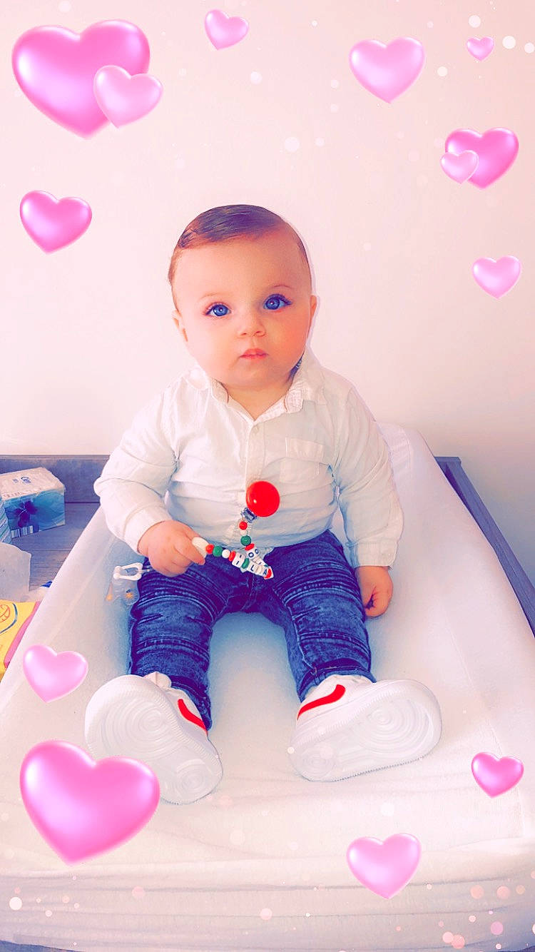 Ilario participe au concours pour gagner de l'argent avec cette photo : birthday, cake_decorating, cheek, child, day, fun, girl, infant, mouth, organ, person, pink, play, product, red, sitting, skin, smile, sweetness, textile